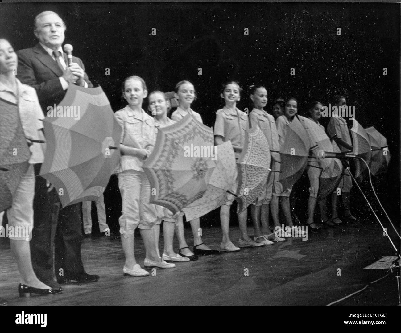 Dancer Gene Kelly gives speech at benefit Stock Photo