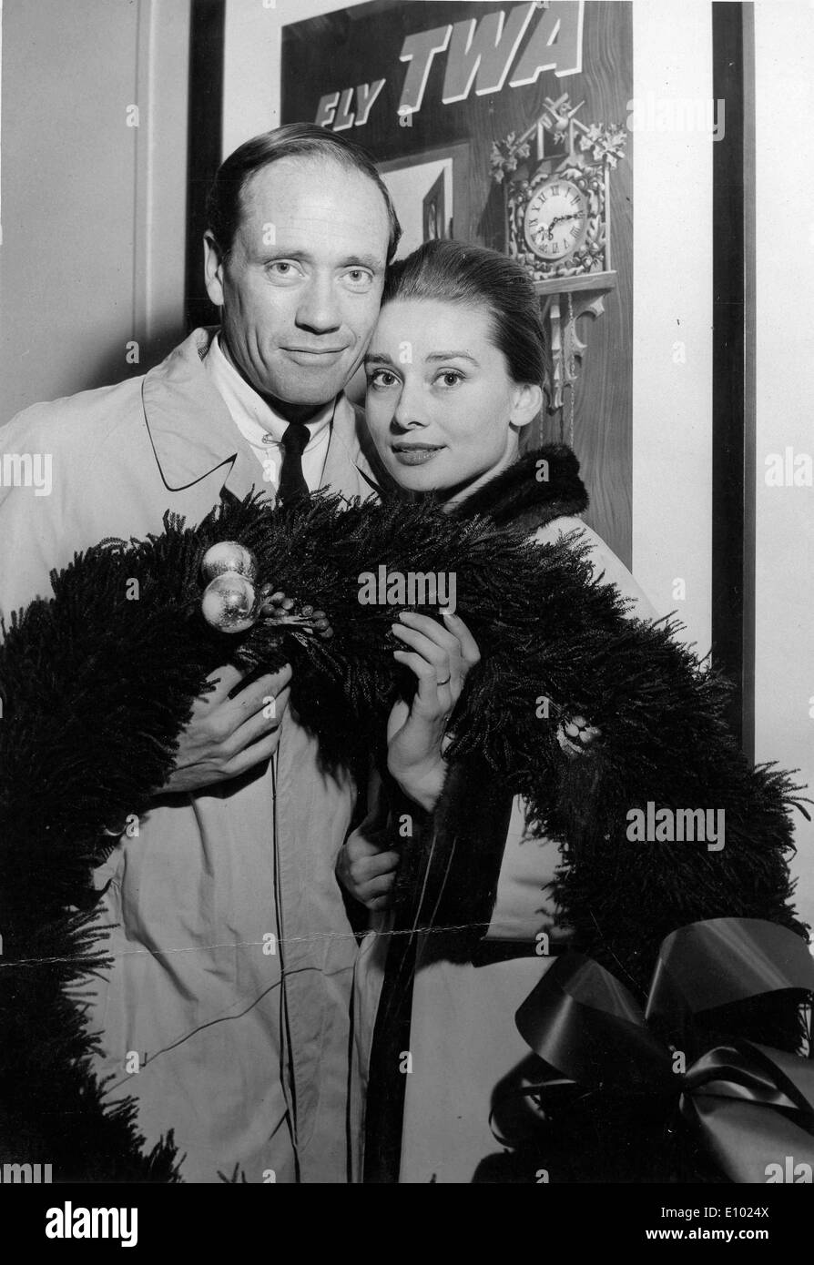 Mel Ferrer and Audrey Hepburn with wreath at airport Stock Photo
