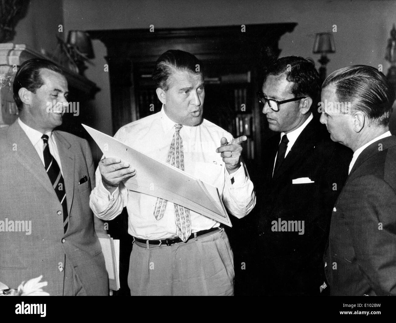 Wernher von Braun conferring with Lee Thompson (R) and Paul Berthel (L) Stock Photo