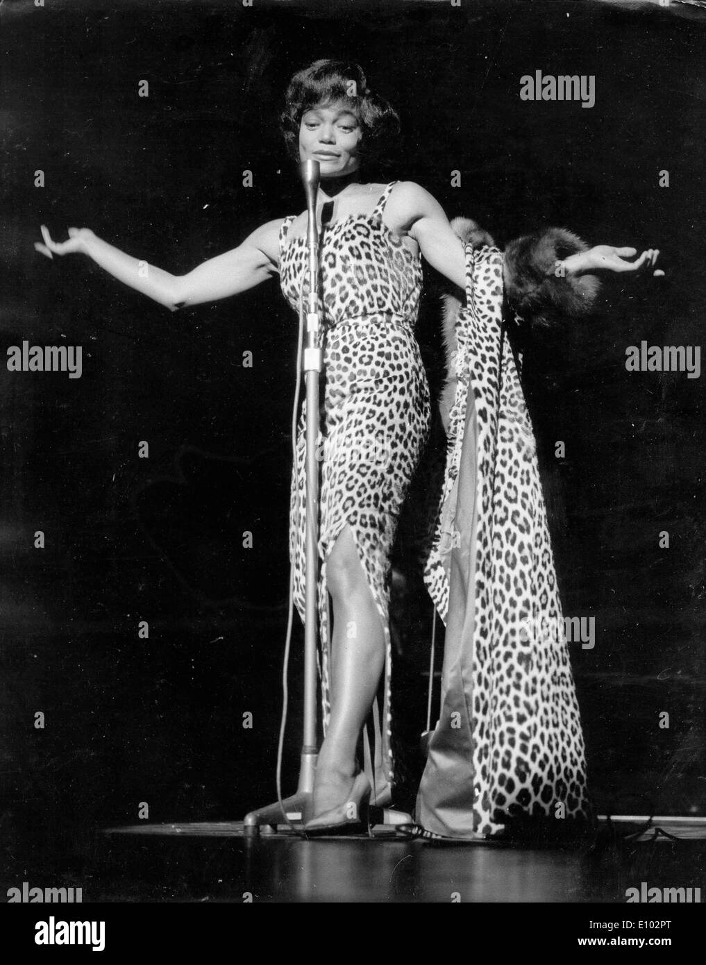 Singer Eartha Kitt performs in leopard print Stock Photo