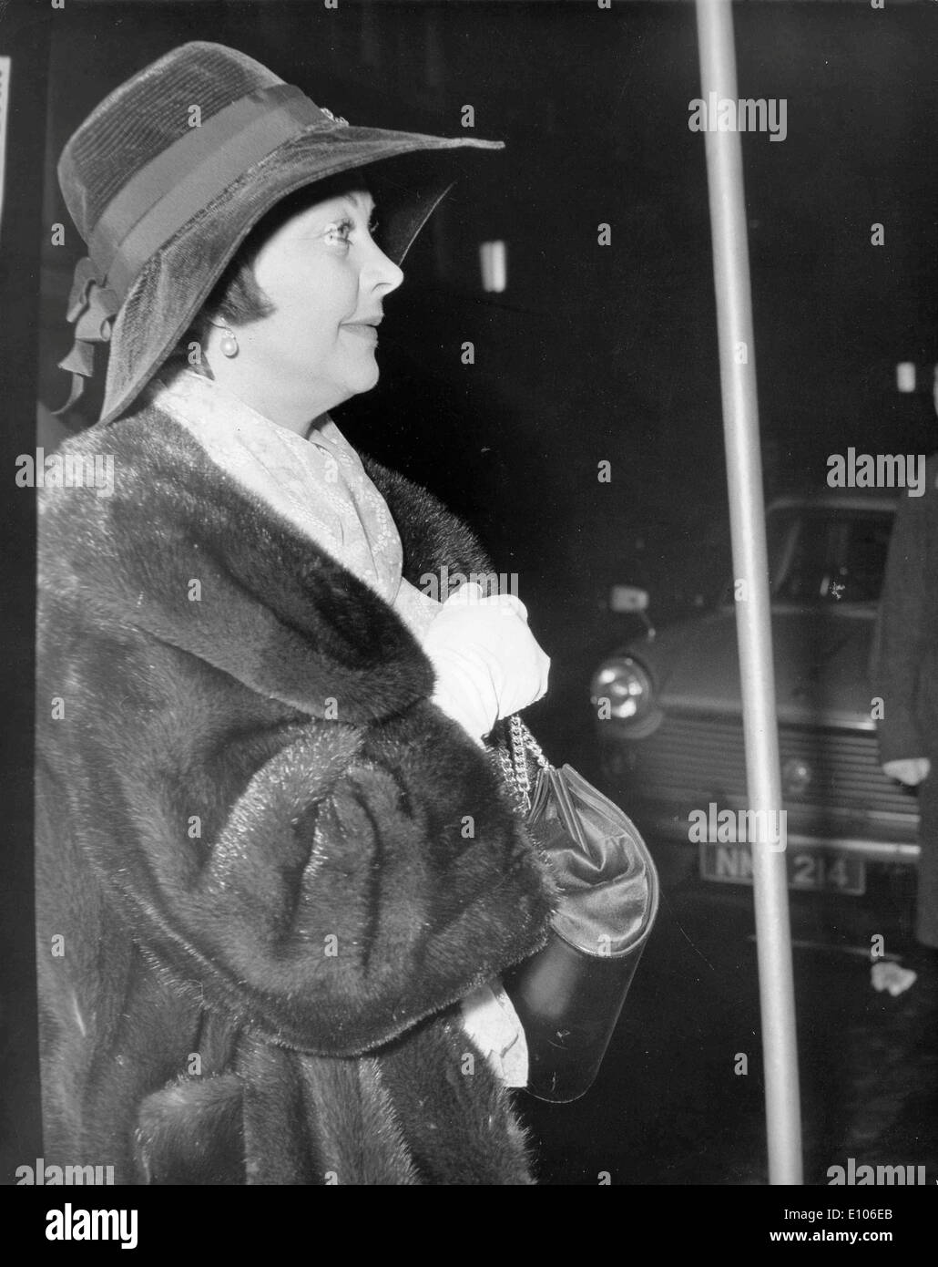 Actress Vivien Leigh arrives for Tarquin Olivier wedding Stock Photo