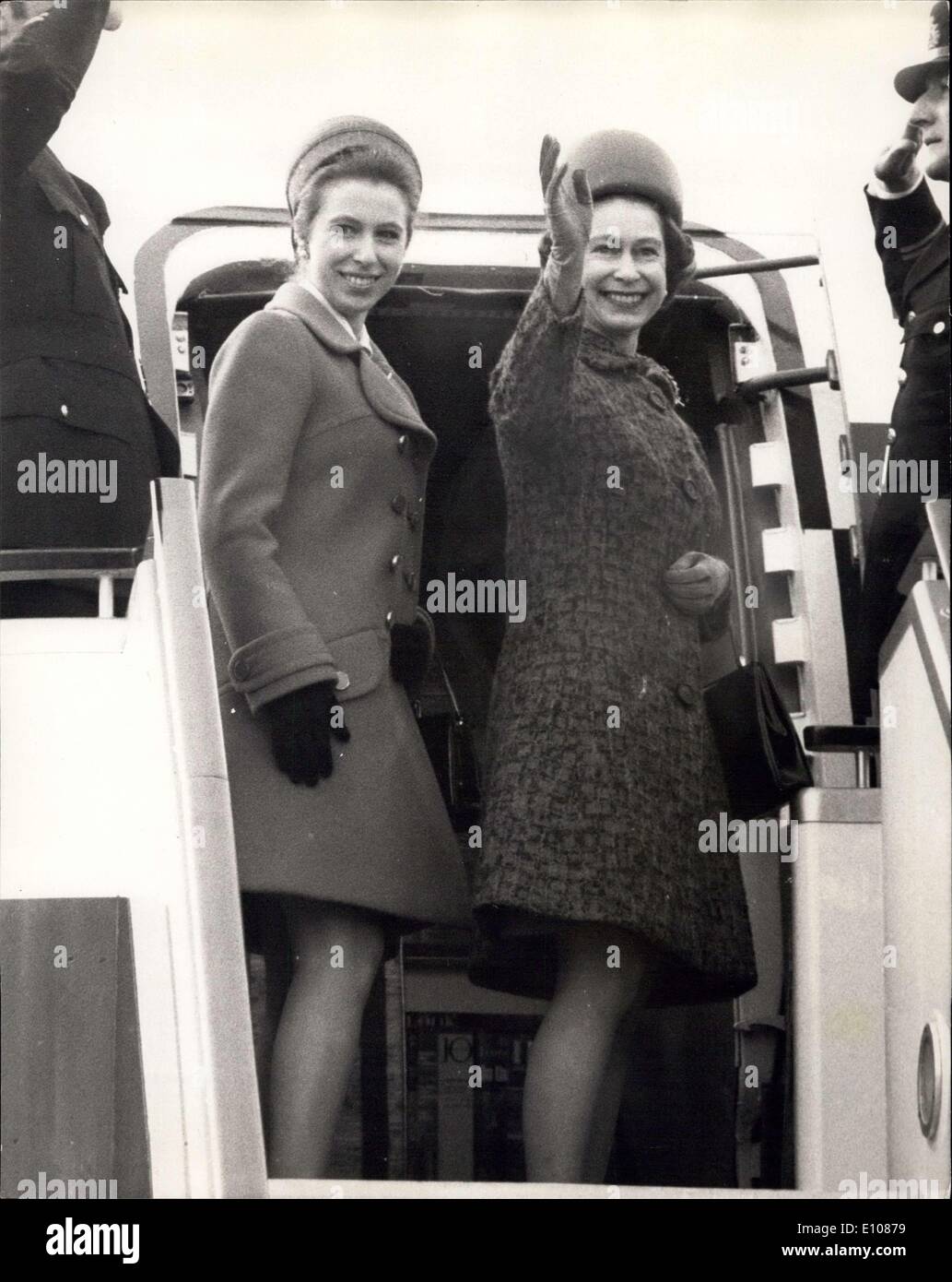 mar-02-1970-the-queen-and-princess-anne-leave-by-air-for-their-40000-E10879.jpg