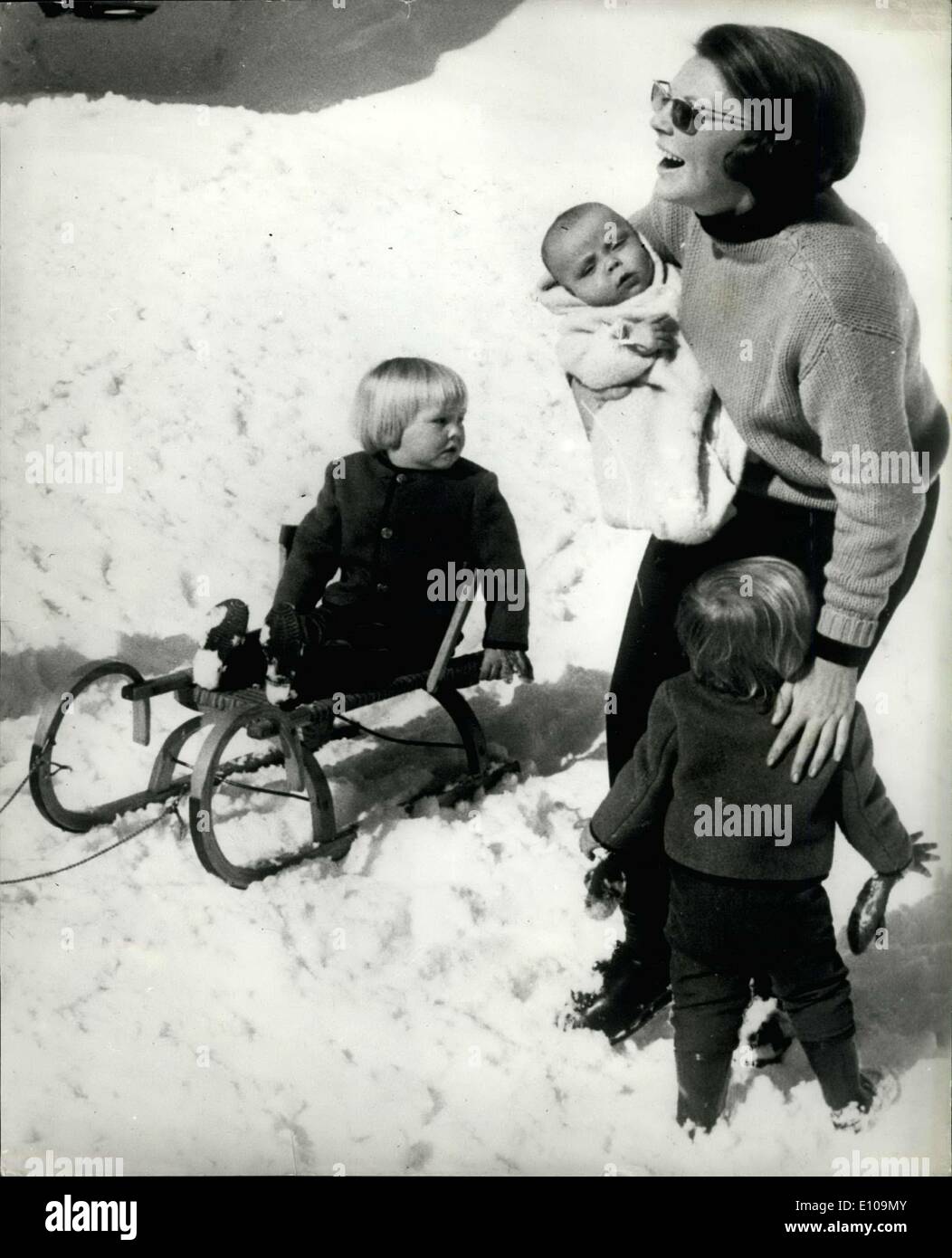 mar-16-1970-dutch-royals-on-holiday-in-the-snow-crown-princess-beatrix-E109MY.jpg