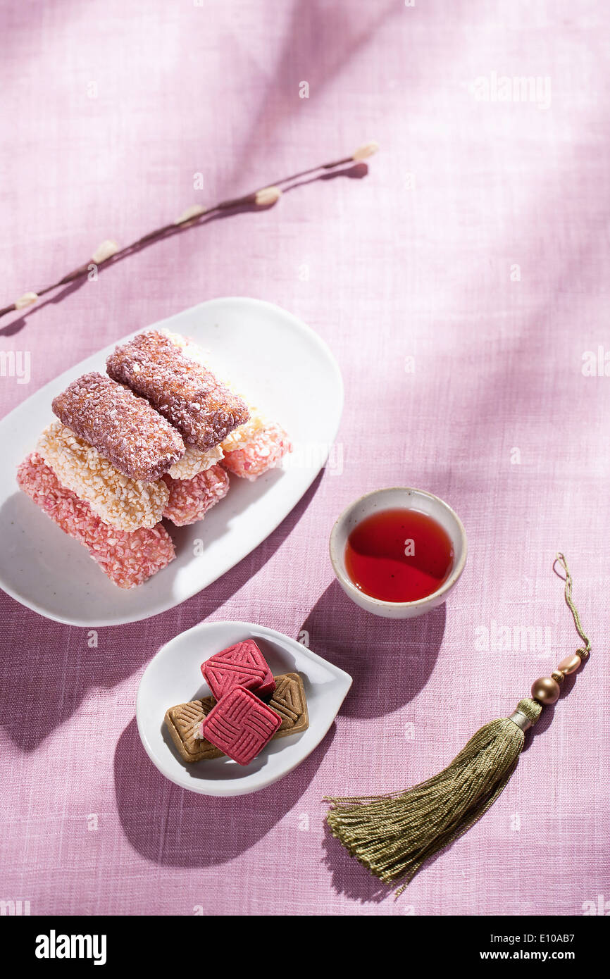 traditional Korean tea and cookies Stock Photo Alamy