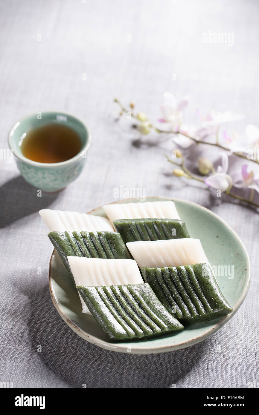 traditional Korean tea and rice cakes Stock Photo Alamy