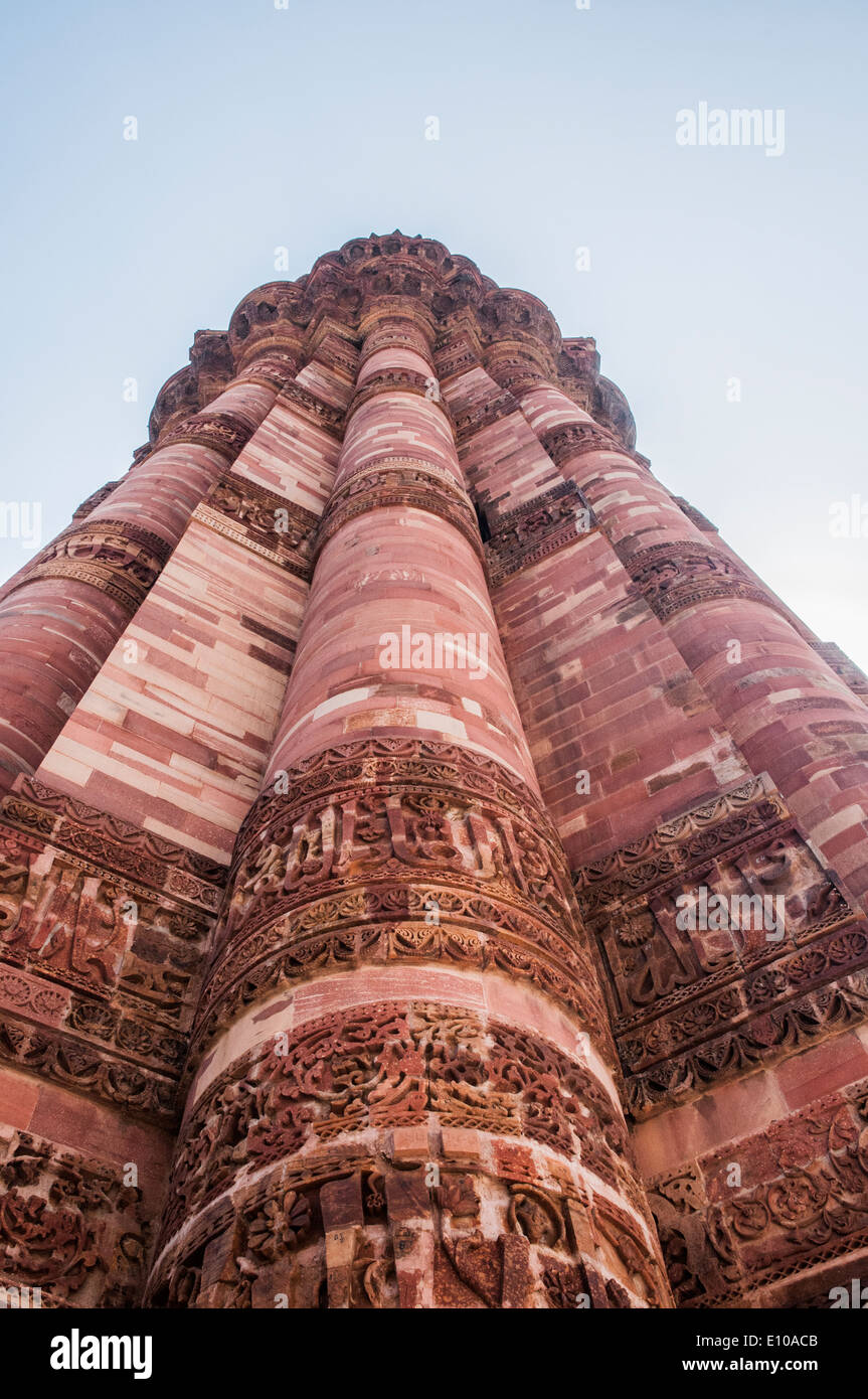 Close up of the 70m Qutb Minar, Qubbat-ul-Islam Mosque, Delhi, India Stock Photo