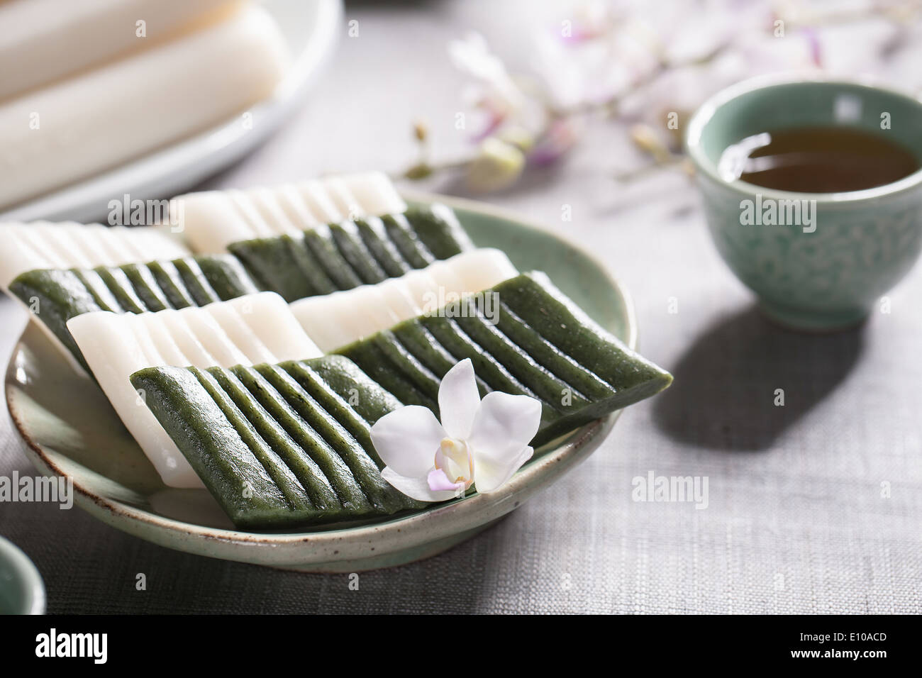traditional Korean tea and rice cakes Stock Photo Alamy