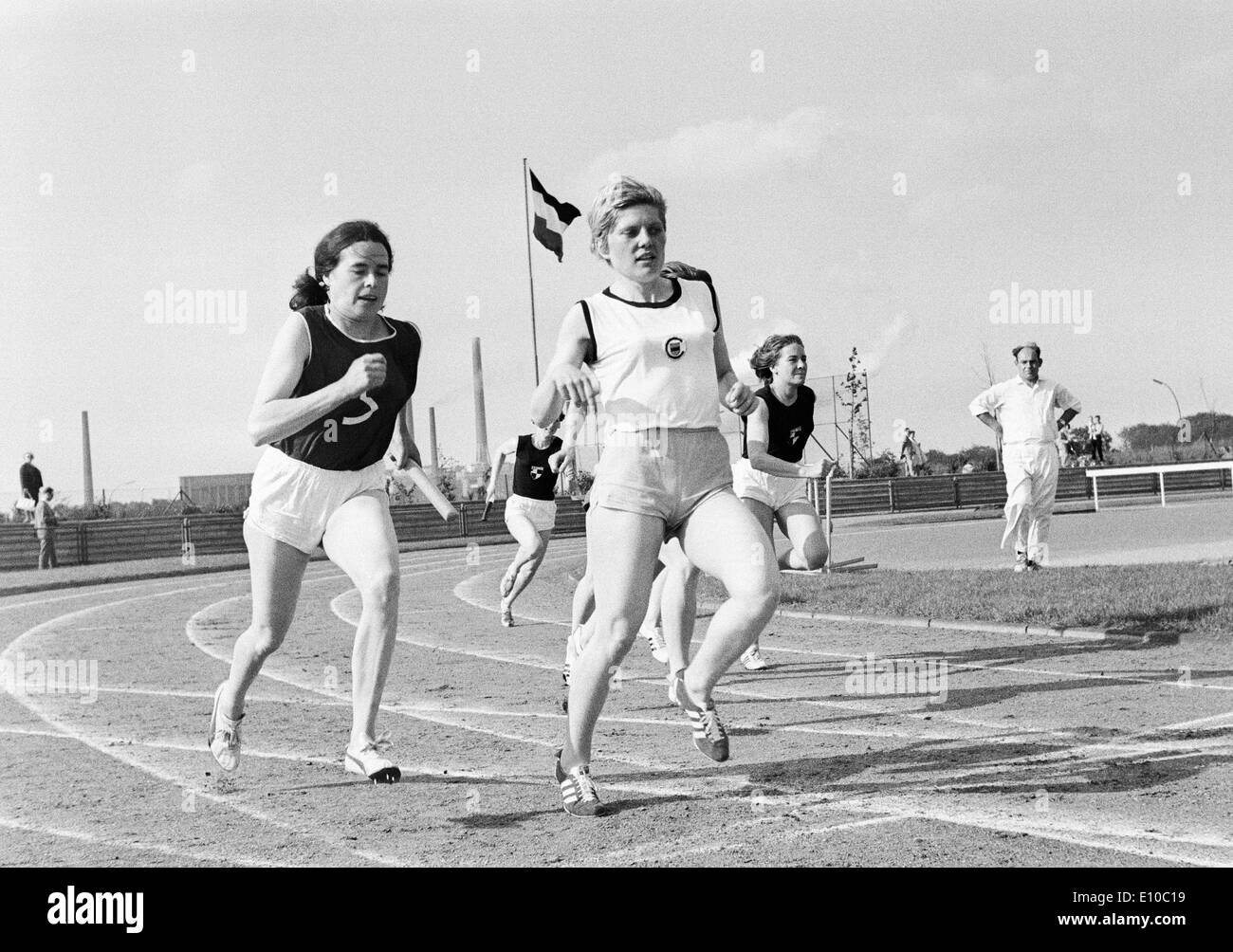 Sixties, black and white photo, sports, Athletics, sports meeting 1965 in Gelsenkirchen-Buer, track racing, short haul, relay race, 4 x 100 Metres, women, left a runner of VfL Sindelfingen, D-Gelsenkirchen, D-Gelsenkirchen-Buer, Ruhr area, North Rhine-Wes Stock Photo