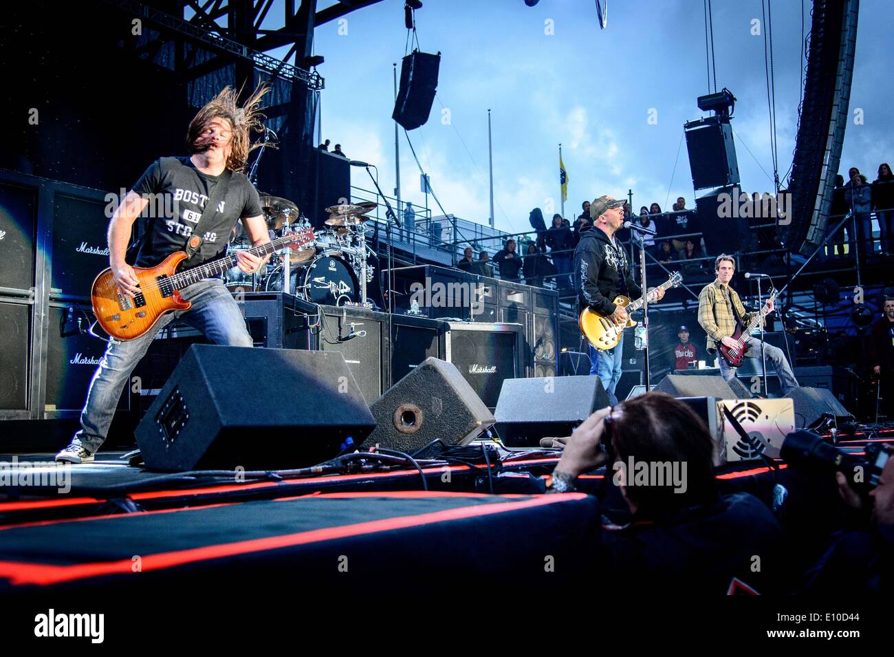 Columbus, Ohio, USA. 16th May, 2014. American rock band STAIND on stage