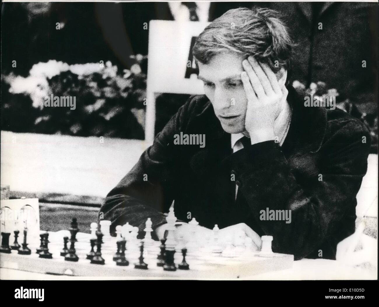 Bobby Fischer at Hilton Hotel in Amsterdam for discussions with FIDE  chairman Max Euwe (right) about the two-camp to the world championship with Boris  Spassky Date: 31 January 1972 Location: Amsterdam, Noord-Holland