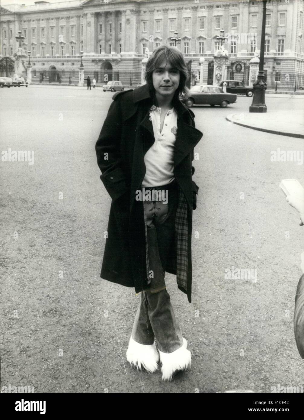 May 05, 1972 - America's Newest Superstar - David Cassidy in London: Currently making his first visit to Great Britain is America's newest Superstar-21-year-old singer- actor David Cassidy. Star of ''The Partridge Family'' television series, now in its second year in America, David today went on a sightseeing tour of London. Picture Shows: David Cassidy pictured outside Buckingham Palace today. Stock Photo