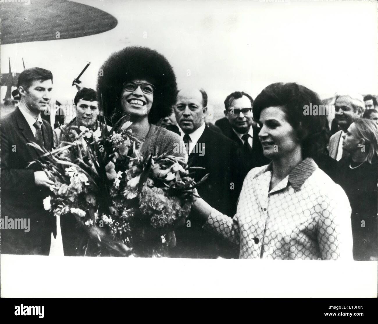 Sep. 09, 1972 - Psychologists help pick Angela Jury: The National Association of Black Psychologists helped Angela Davi's defence lawyers to pick an all-white jury. Five experts observed prospective jurors to observe any personality traits likely to acquit Miss Davis. Photo Shows Angela Davis being greeted by Valentina V. Terechkova on arrival in Moscow a few days ago. Stock Photo