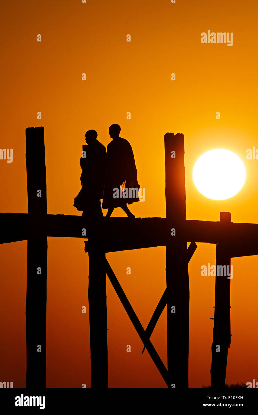 Buddhist monk u bein sunset hi-res stock photography and images - Alamy