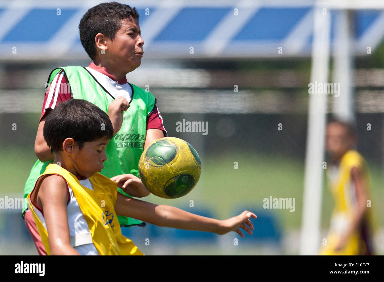 (140521) -- VALENCIA, May 21, 2014 (Xinhua) -- Image taken on May 17, 2014 shows kids that belong to one of the 11 seats of the Soccer School 'Juan Arango' Foundation taking part in a training in Valencia, Carabobo state, Venezuela. The Foundation seeks to catch, promote and encourage the practice of soccer among the youngest kids. (Xinhua/Carlos Ramirez) (da) (rt) Stock Photo