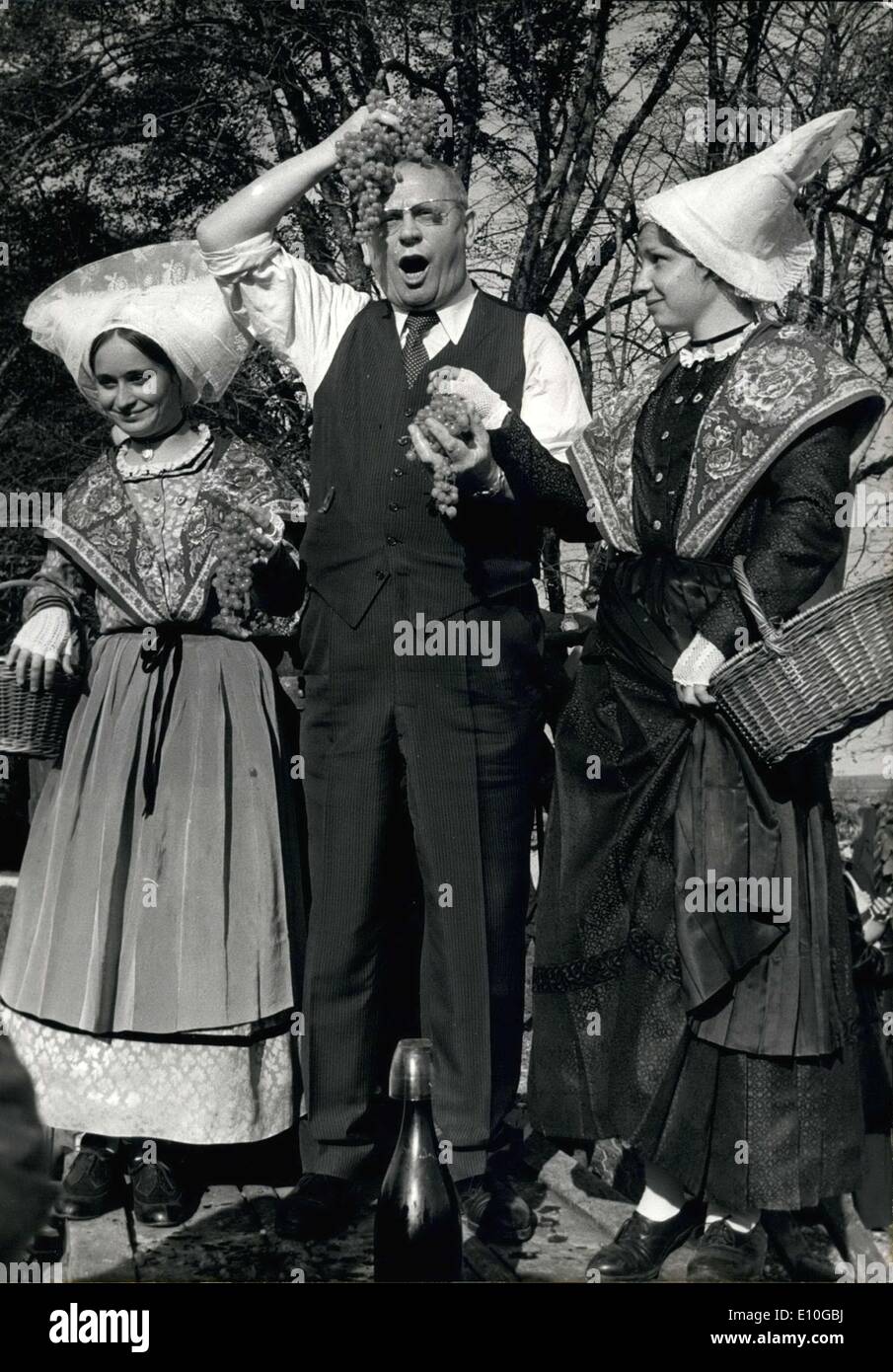 Oct. 26, 1972 - Gert Froebe is here with two charming women from ...