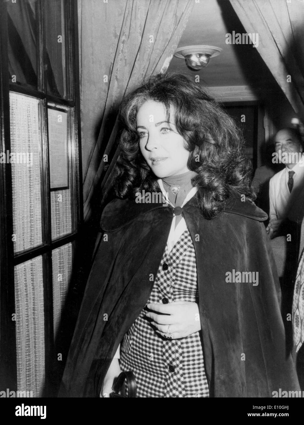 Actress Elizabeth Taylor walking down hallway Stock Photo