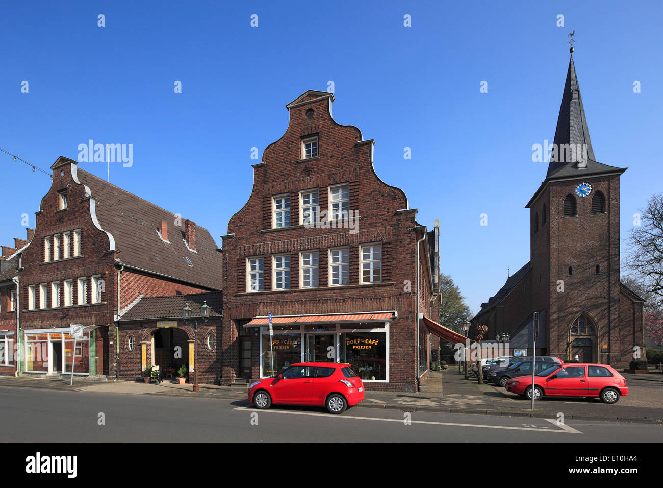 Dorfkirche und Buergerhaeuser mit Schweifgiebel in Moers-Repelen, Niederrhein, Nordrhein-Westfalen Stock Photo