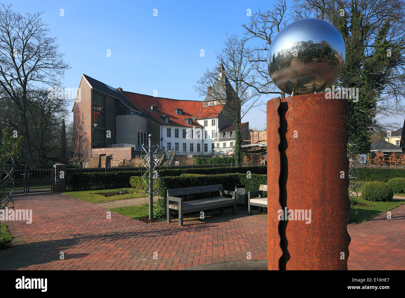 Schlosspark und Schloss mit Grafschafter Museum und Schlosstheater in Moers, Niederrhein, Nordrhein-Westfalen Stock Photo