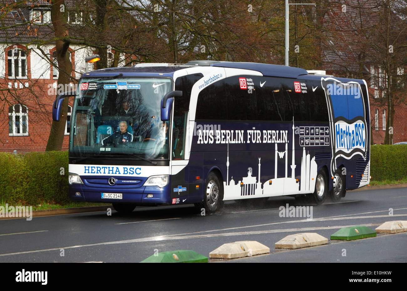 Автобусы футбольных команд. Автобус командный футбольный. Автобус тим. Автобусы футбольных клубов. Спортивный автобус.