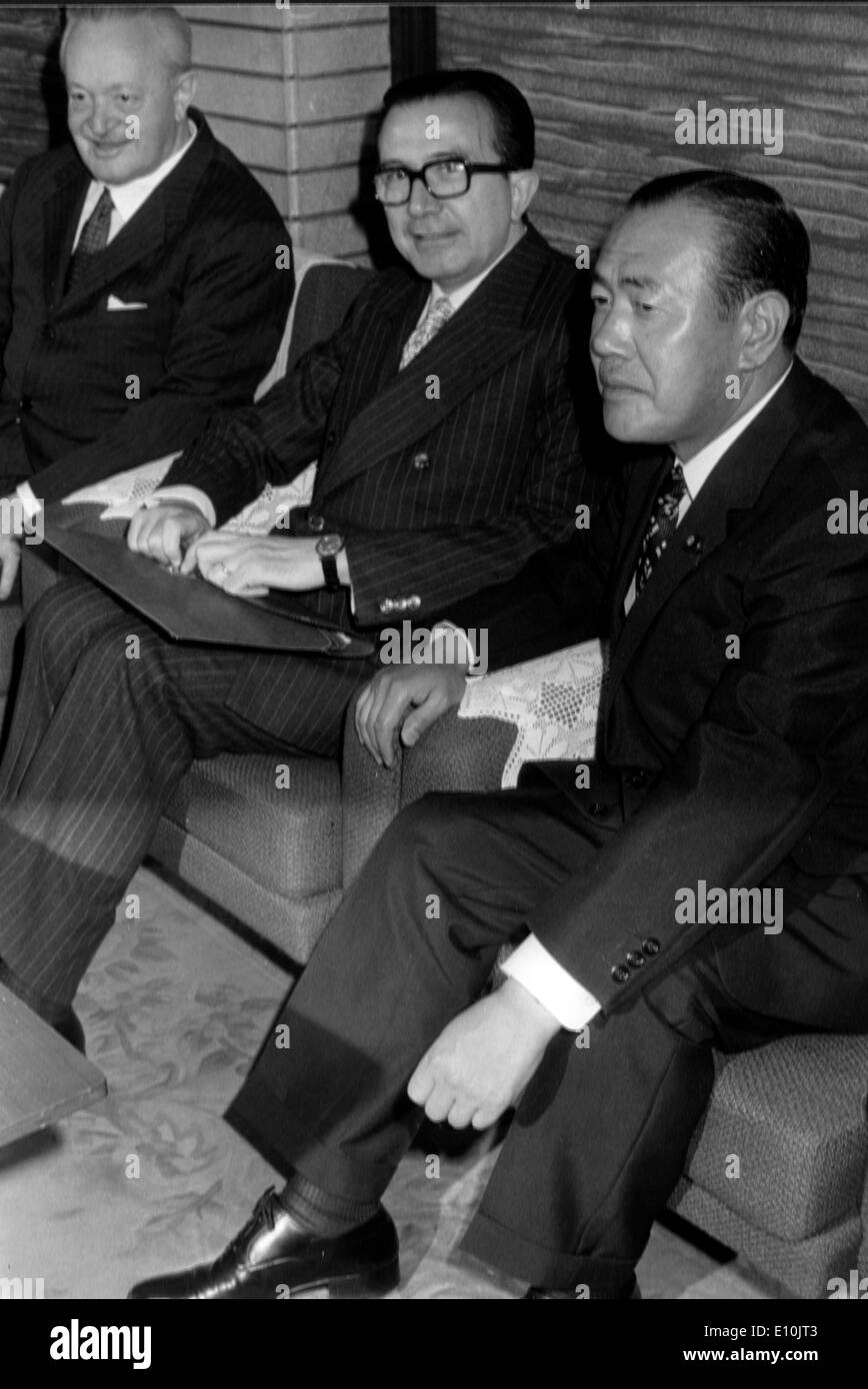 Tokyo - Italian Premier GIULIO ANDREOTTI, (C) with Japan's Premier KAKUEI TANAKA and Italian ambassador to Japan del GIARDINO Stock Photo