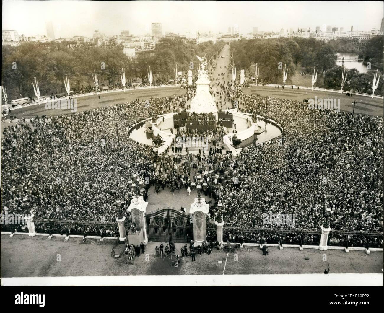 Nov. 14, 1973 - November 14th, 1973 Wedding of Princess Anne and Capt. Mark Philllips at Westminster Abbey. Photo Shows: General view showing part of the vast crowd which gathered outside Buckingham Palace as they awaited the appearance on the balcony of Princess Anne and Captain Mark Phillips, following their wedding at Westminster Abbey. Stock Photo