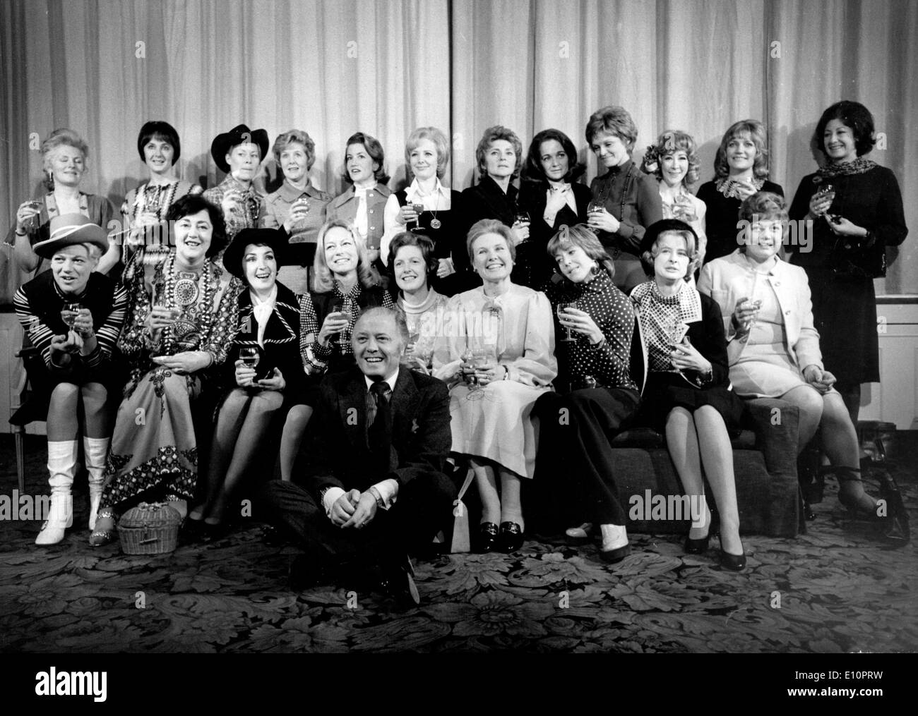 Actor Richard Attenborough with cast Stock Photo - Alamy