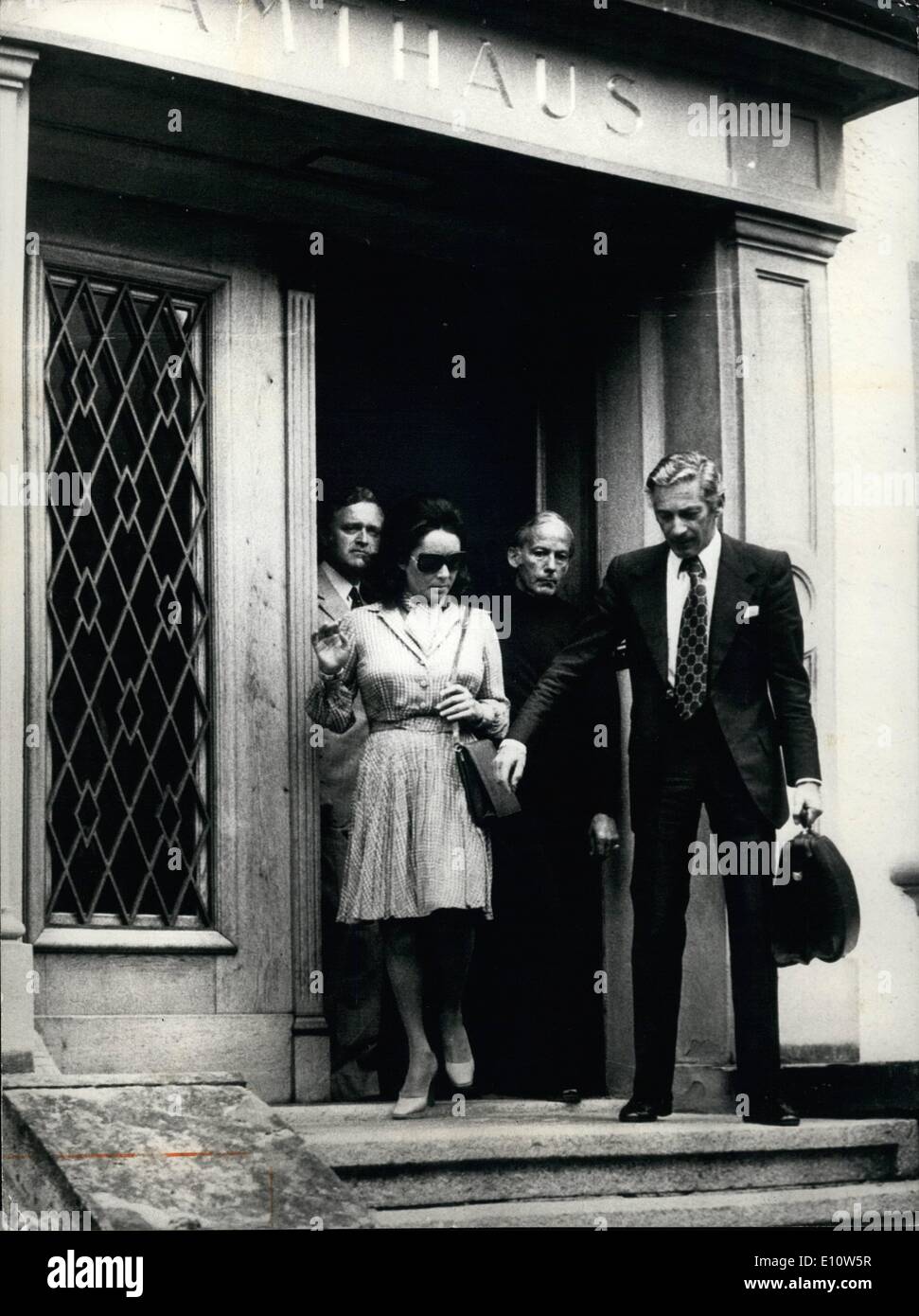 Apr. 04, 1974 - Elizabeth Taylor: After her divorce in Switzerland - June 1974 leaving the Court of Sasnen - with her lawyer. C Stock Photo