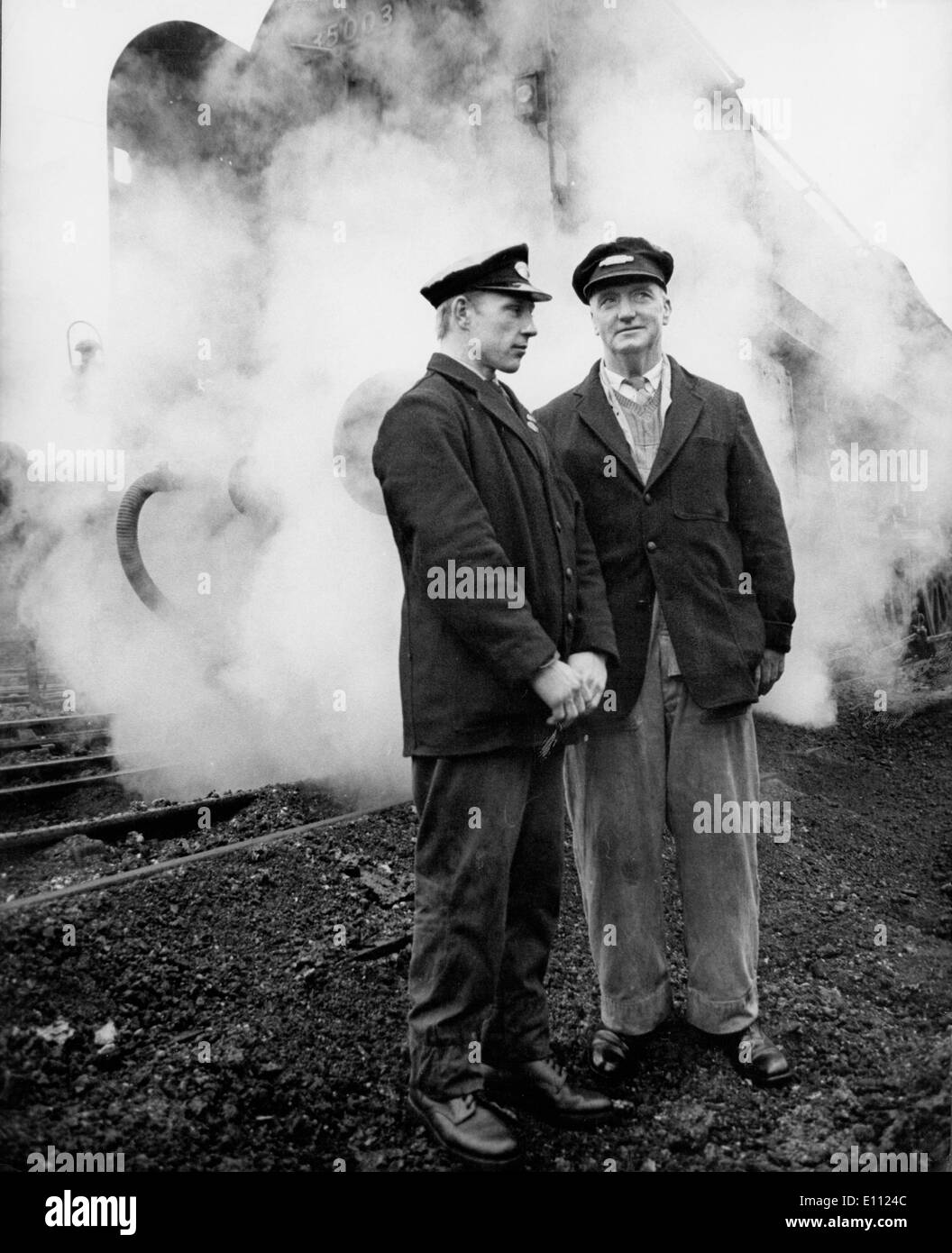 Apr 18, 1975; Waterloo, UK; Fireman JAMES LESTER from Chertsey and driver ALFRED HURLEY from Battersea who has had 47 years Stock Photo