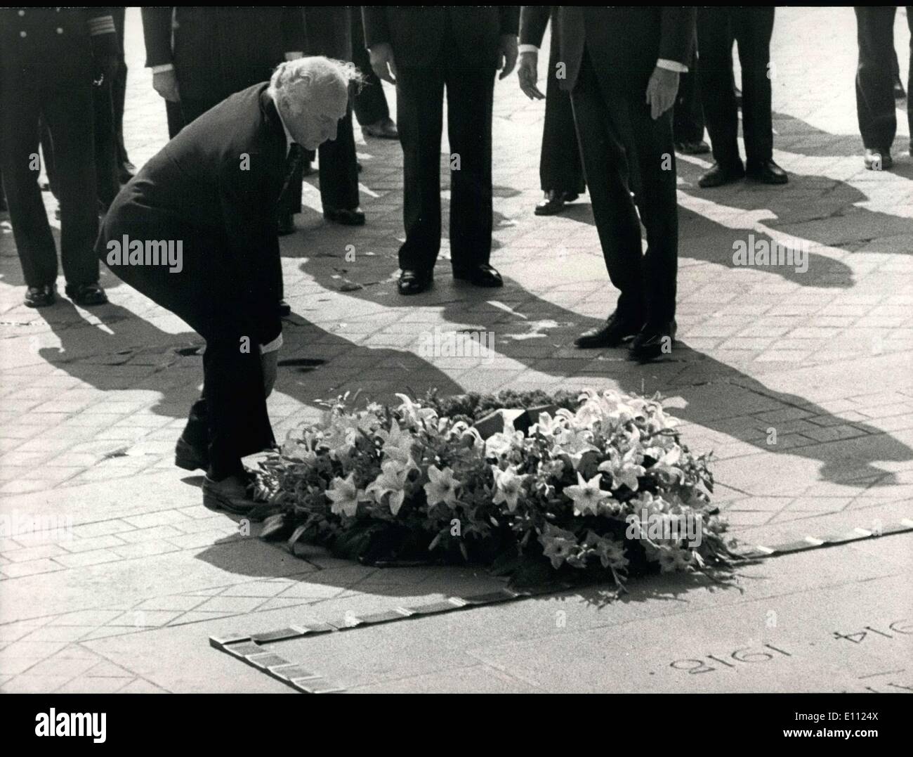 Apr. 22, 1975 - Walter Scheel Places a Bouquet at the Arc de Triomphe Stock Photo