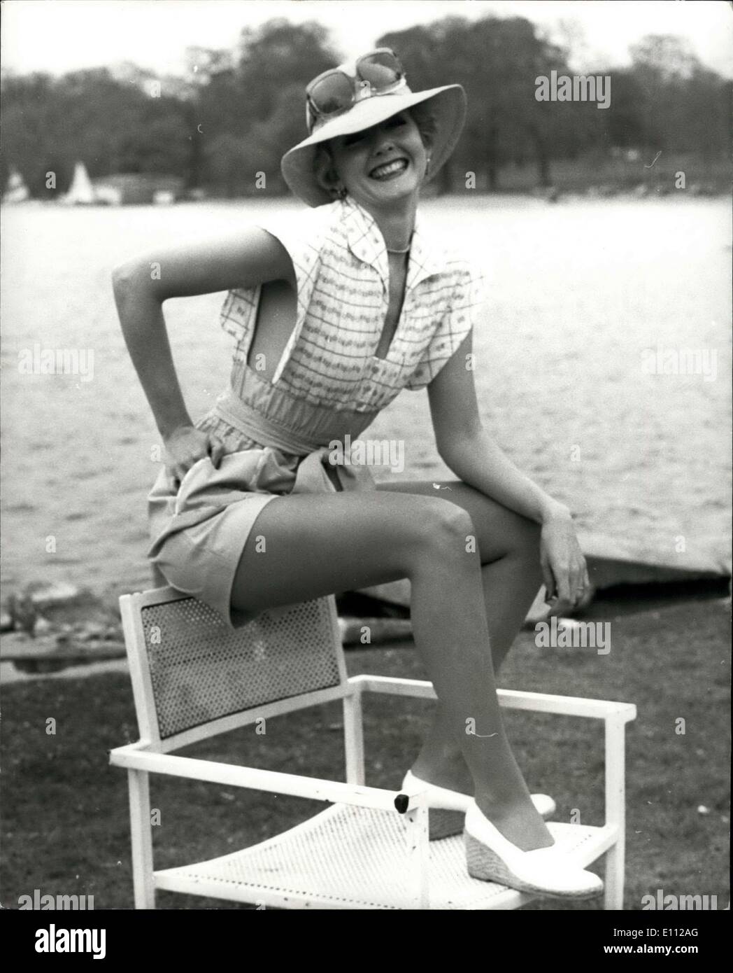 Fashion 1975 hi-res stock photography and images - Alamy