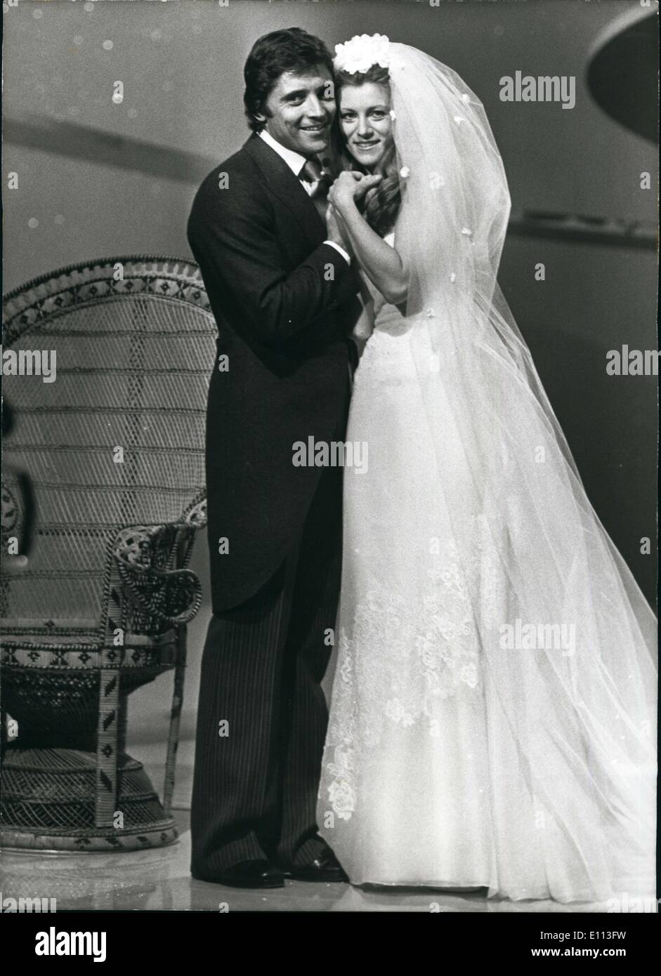 Sep. 26, 1975 - Sheila \u0026 Sacha Distel wedding photo Stock Photo - Alamy, image size:941x1390