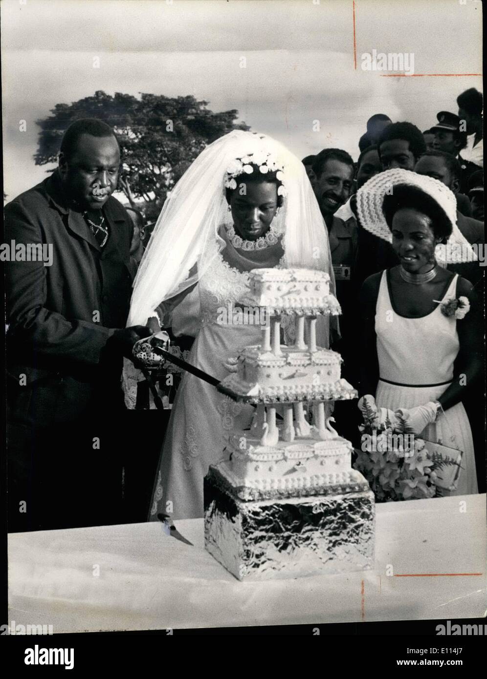 08, 1975 - Idi Amin using the fild-marshallis Sword, the happy cut the cake...