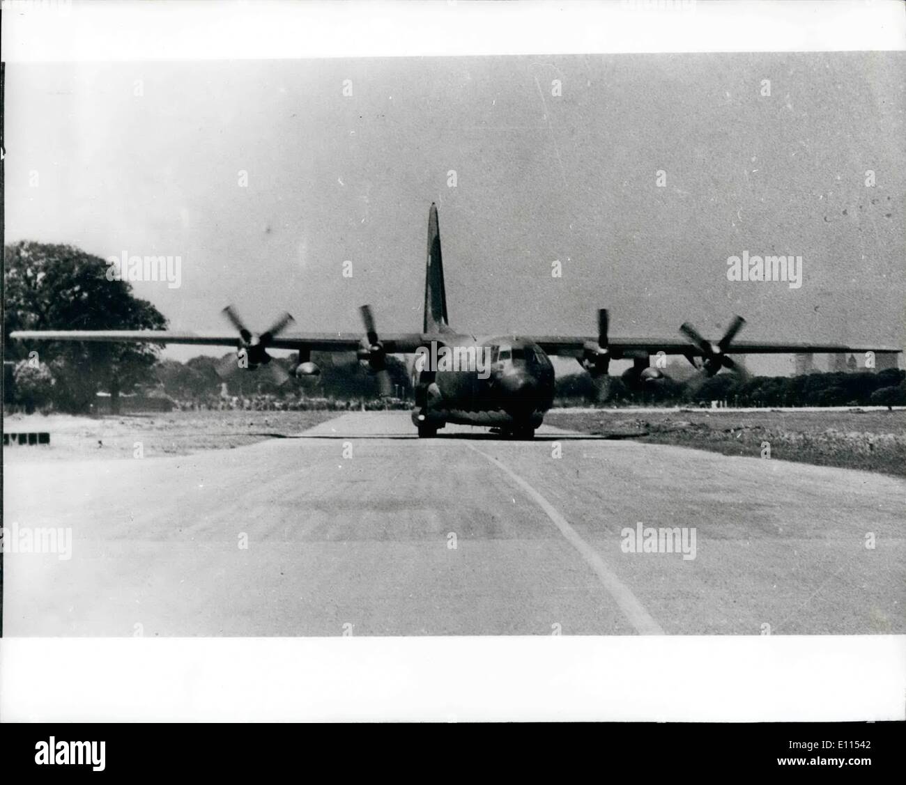 Dec. 12, 1975 - ARGENTINE AIRFORCE MAKE FIRST FLIGHT FROM ARGENTINA VIA ANTARCTIC TO AUSTRALIAN AND NEW ZEALAND, A Hercule Aircraft of the Argentina Air Force made a first flight from Buenos Aires to Australia and New Zealand via the South Pelee, to establish A new route. The mission was headed by Argentine air force minister Hector Luis Fautario, The flight was a military one, but in time commercial flights may be established as the flight reduced the distance by 50 W through this South Pelee route The crew were welcomed by President Peron when they arrived back at Aeroparque of Buenos Stock Photo