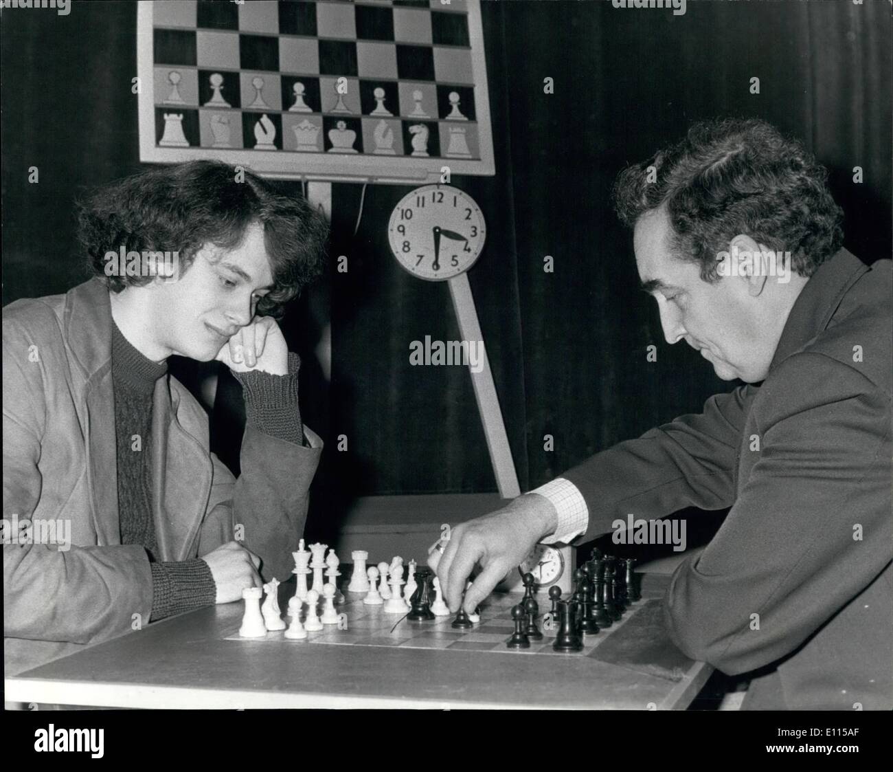 Moscow, Russia. 28th of November, 2013 Italian boxer Gianluca Sirci in a  match against Russian athlete Nikolai Sazhin at the World Chess Boxing  Championship in Moscow, Russia Stock Photo - Alamy