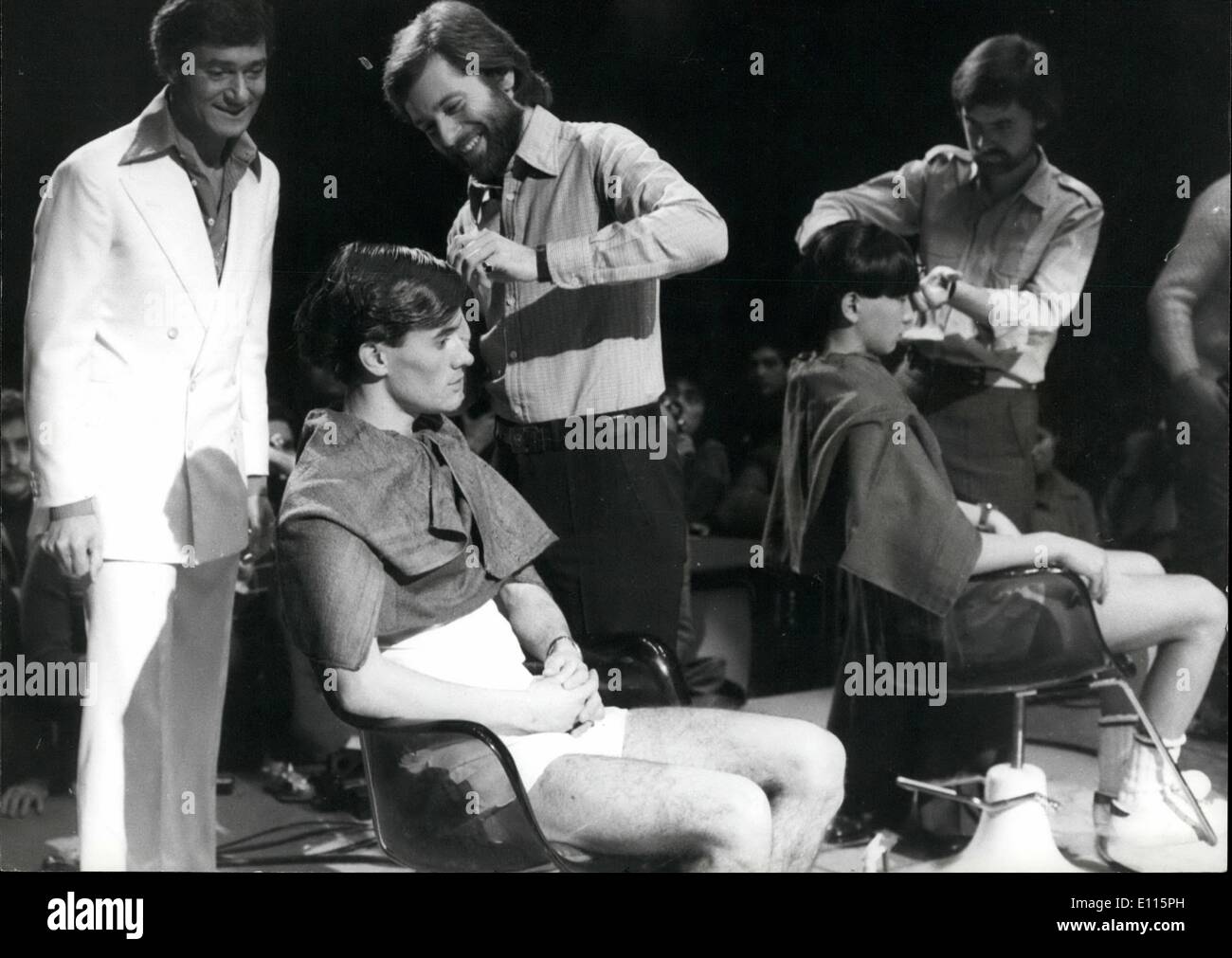 Jan. 01, 1976 - King of the Coiffure Vidal Sassoon holds a Two day teach in at the Royal Albert Hall; Photo Shows Hairdresser Vidal Sassoon (left) stands by as member of his staff demonstrates their skills in front of the large audience today. Stock Photo