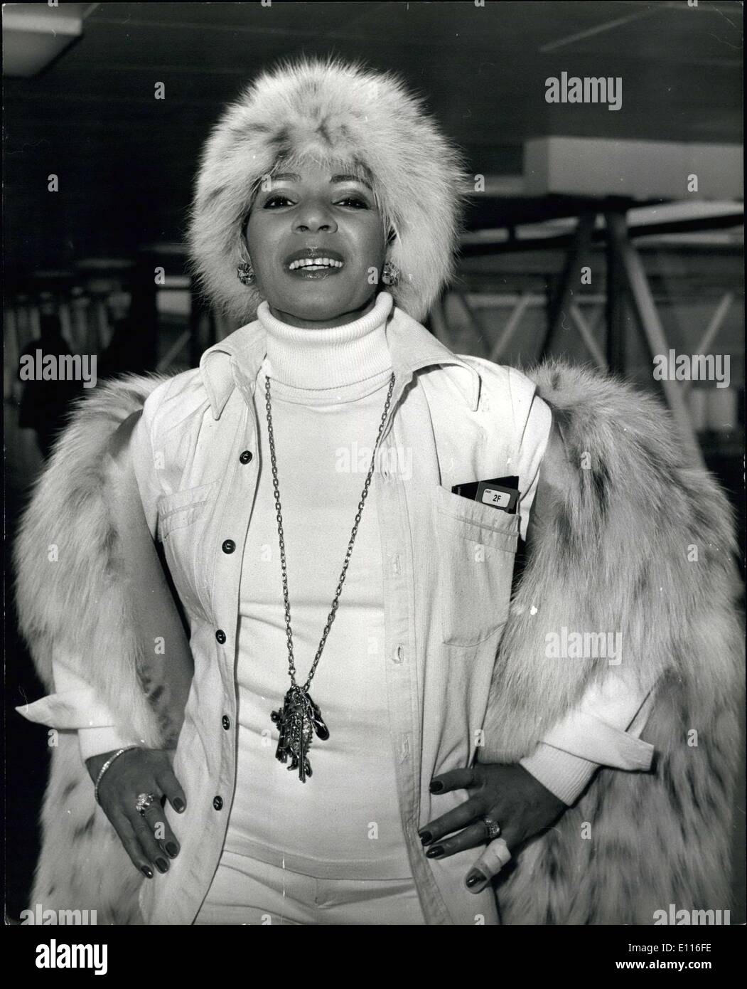 Jan. 27, 1976 - Singer Shirley Bassey arrives with a ?10,000 Lynx look: Photo shows looking a girl of distinction - Bassey, wore this sensational ?10,000 lynx coat and hat when she flew into Heathrow Airport from her home in Lugano, Switzerland, to record a new album. Stock Photo
