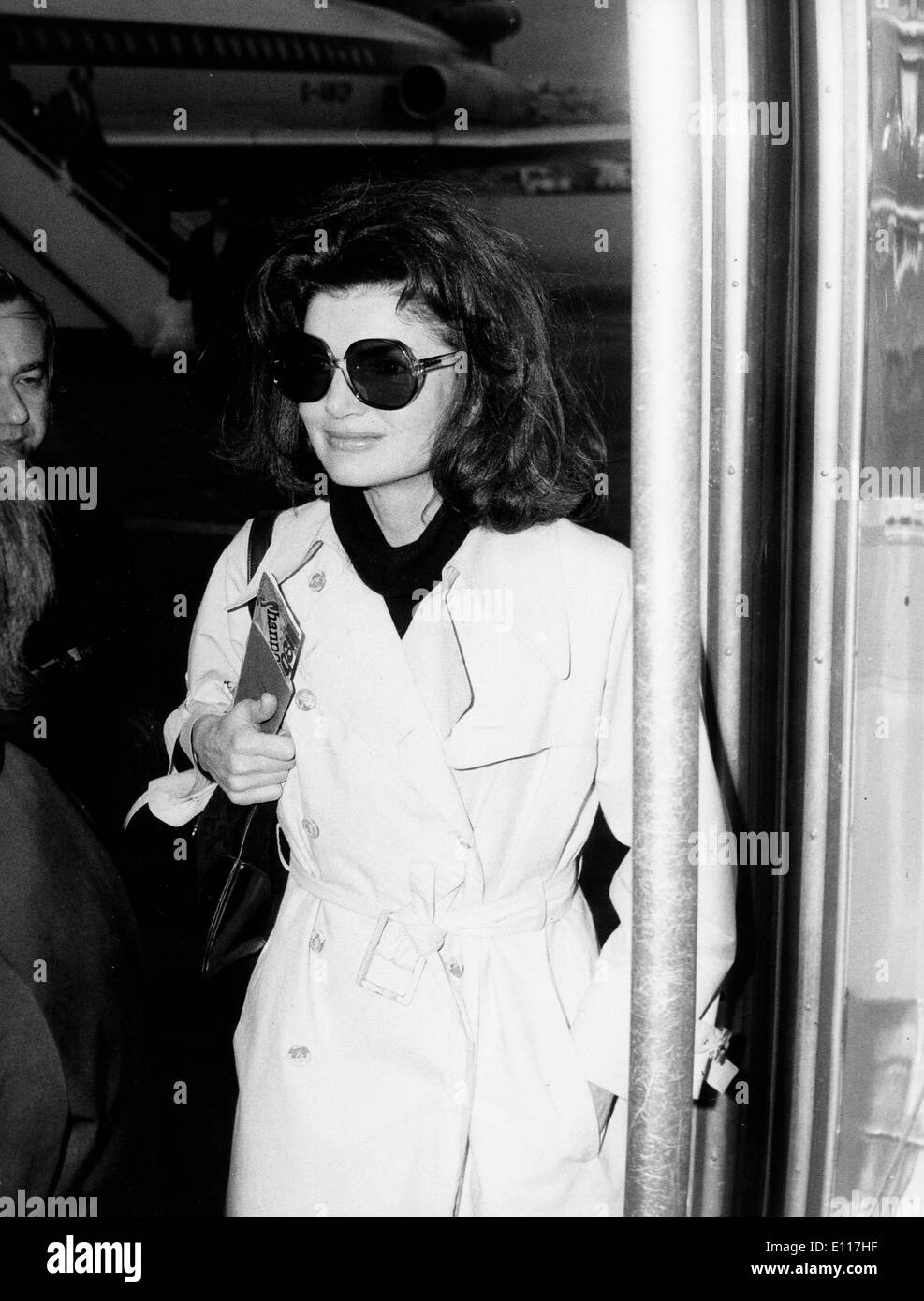 First Lady Jackie Kennedy Onassis in sunglasses Stock Photo - Alamy