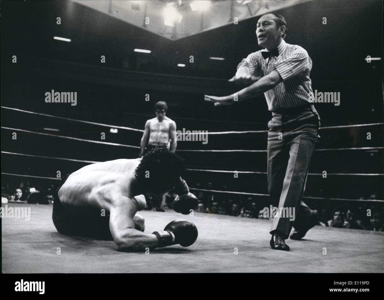 Knocked out boxer hires stock photography and images Alamy