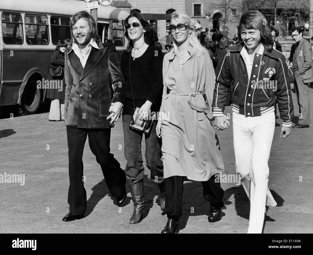 5559858 (900348) ABBA, schwedische Musikgruppe, gehen durch die Straﬂen von Warschau w‰hrend eines Aufenthaltes am 08.10.1976. Stock Photo