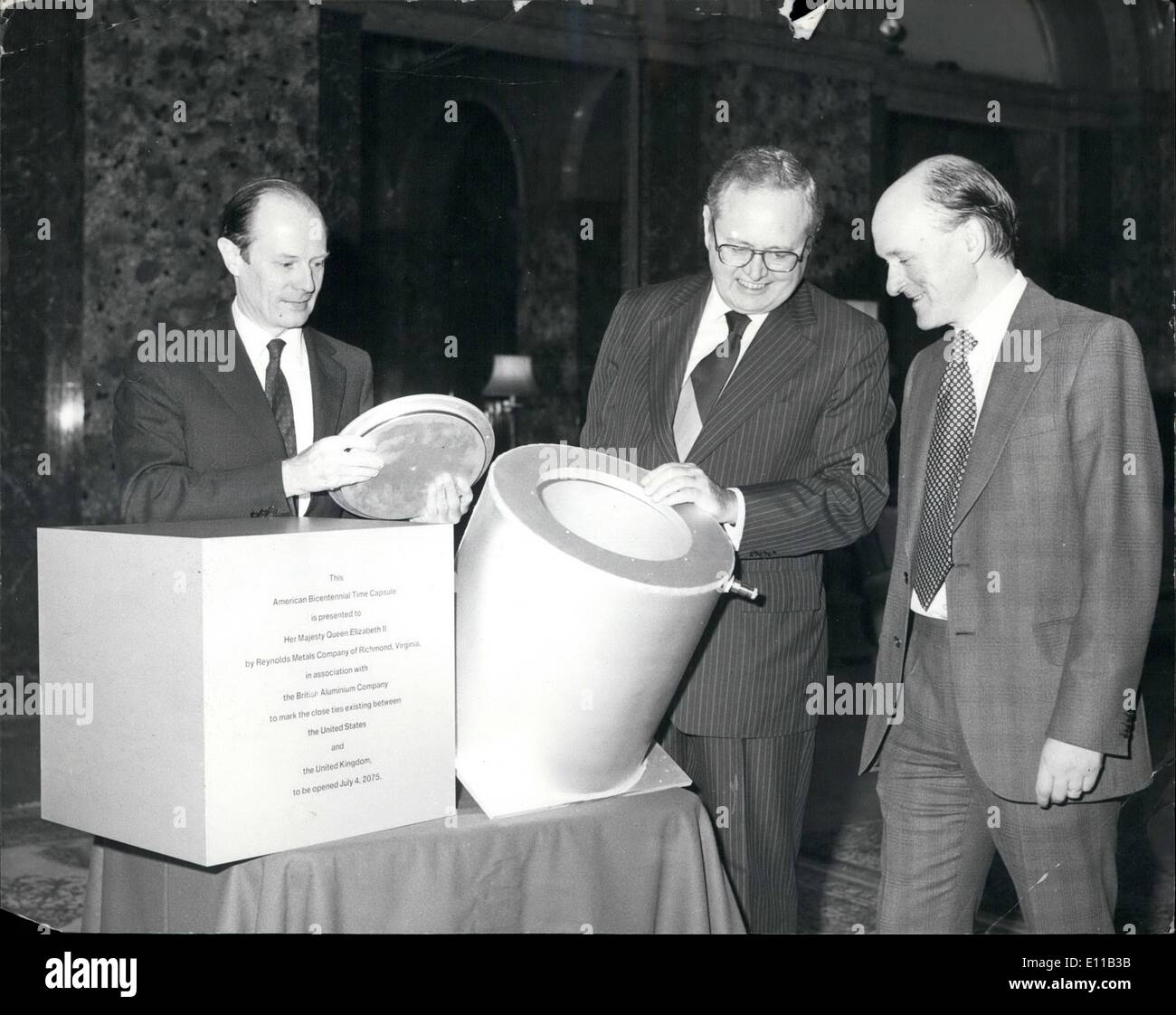 Oct. 10, 1976 - Bicentennial capsule from America for the queen. Mr. George Walters, president of Reynolds Metalss Co, of Richmond, Virginia, USA, center, with Mr. Brian Kelet, left, chairman of the British aluminum company, and Mr. Ronny utiger, Managing director of BA, inspect an aluminum time capsule which was received today at Buckingham palace by Sir Matin Chartris, private secretary to the Queen, on behalf of her Majesty, the Capsule holds documents and other Items connected with the recent Royal visit to the united states for the American bicentennial celebrations Stock Photo