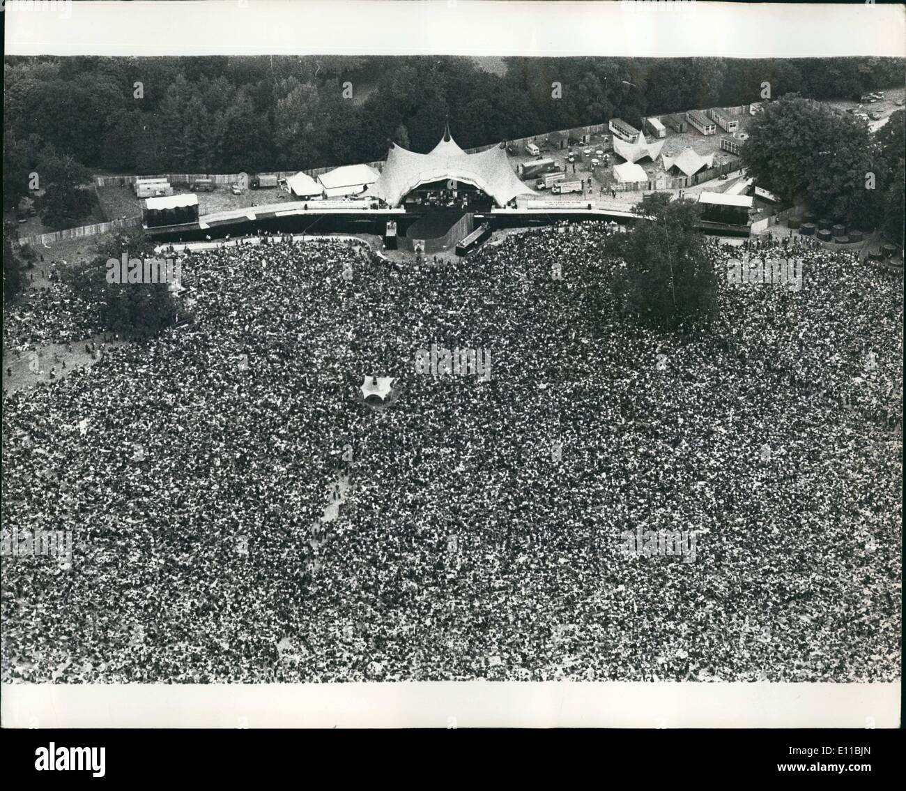 Aug. 08, 1976 - 200,000 fans flock to Kneborth house for the appearance of the Rolling Stones: 200,000 fans of the Rolling Stones, and lover os electronic music, surged into the gounds of Knebworth House, the stately home in ertfordhsire on Satuyday for 12 hours of open-air music and hear the performance of teh Rolling Stones as climax to the Knebworth Fans Rock Extragvanza. The fans were spurred on by rumours taht the legendary rock group were playing their last concert Stock Photo