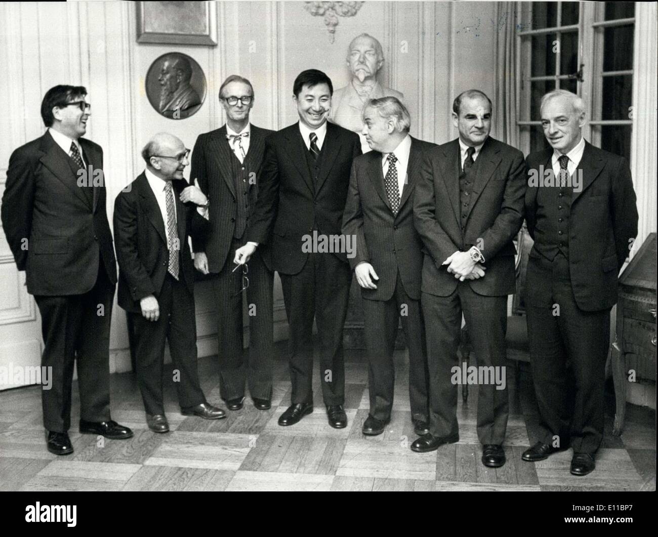 Dec. 09, 1976 - The 76 Nobel Laureates gathered for the traditional Nobel foundation reception at the stock exchange.from left to right Dr. CARLETON GAJDUSEK, PHYSIOLOGY LAURENTE; PROFESSOR MILTON FRIEDMAN, ECONOMICS LAURENTE; PROFESSOR WILLIAM N LIPSCOMB, CHEMISTRY; PROFESSOR SAMUEL C.C. TING. PHYSICS; PROFESSOR BURTON RICHTER PHYSICS; DR. BARUCH S. BLUMBERG; PROFESSOR SAUL BELLOW, LITTERATURE. Stock Photo