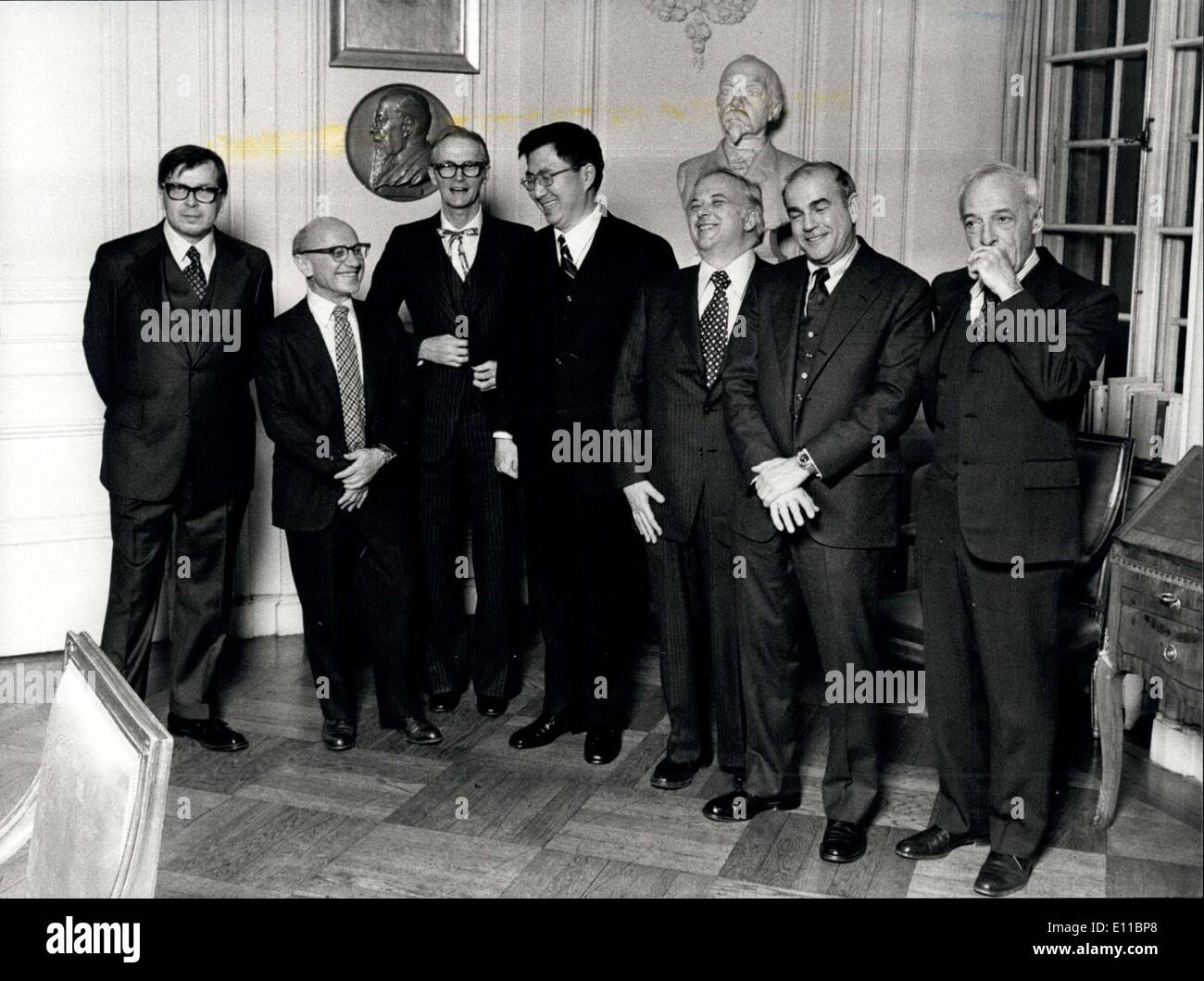 Dec. 09, 1976 - The 76 Nobel Laureates gathered for the traditional Nobel foundation reception at the stock exchange.from left to right Dr. CARLETON GAJDUSEK, PHYSIOLOGY LAURENTE; PROFESSOR MILTON FRIEDMAN, ECONOMICS LAURENTE; PROFESSOR WILLIAM N LIPSCOMB, CHEMISTRY; PROFESSOR SAMUEL C.C. TING. PHYSICS; PROFESSOR BURTON RICHTER PHYSICS; DR. BARUCH S. BLUMBERG Stock Photo