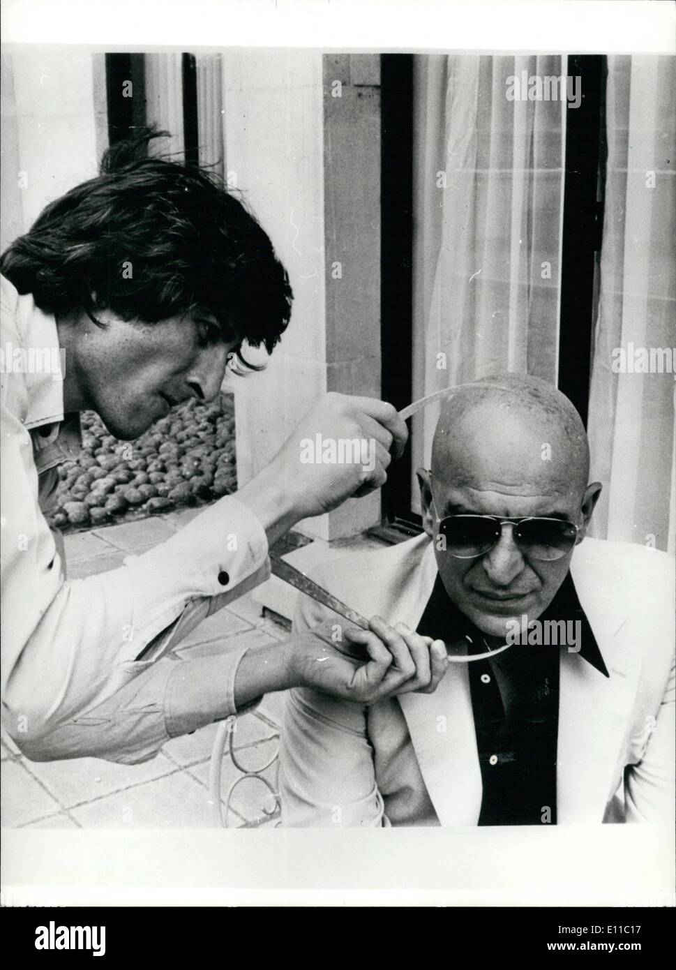 Sep. 09, 1976 - Kojak; Is Measured Up For Madame Tussaud's:Photo Shows Madame Tussaud's sculptor, Stuart Smith, takes caliper measurement during a sitting with Kojak (Telly Savalas) at the Inn of the Park Hotel, London, The wax figure of Telly will take its place later this year in ''Heroes'' at Madame Tussaud's Stock Photo