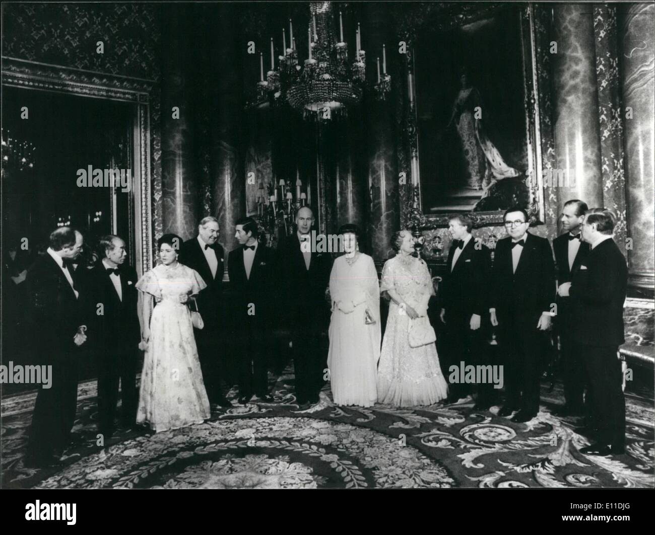 May 05, 1977 - WORLD LEADERS MEET THE QUEEN AT BUCKINGHAM PALACE: The Queen and members of the Royal Family in the blue drawing Stock Photo