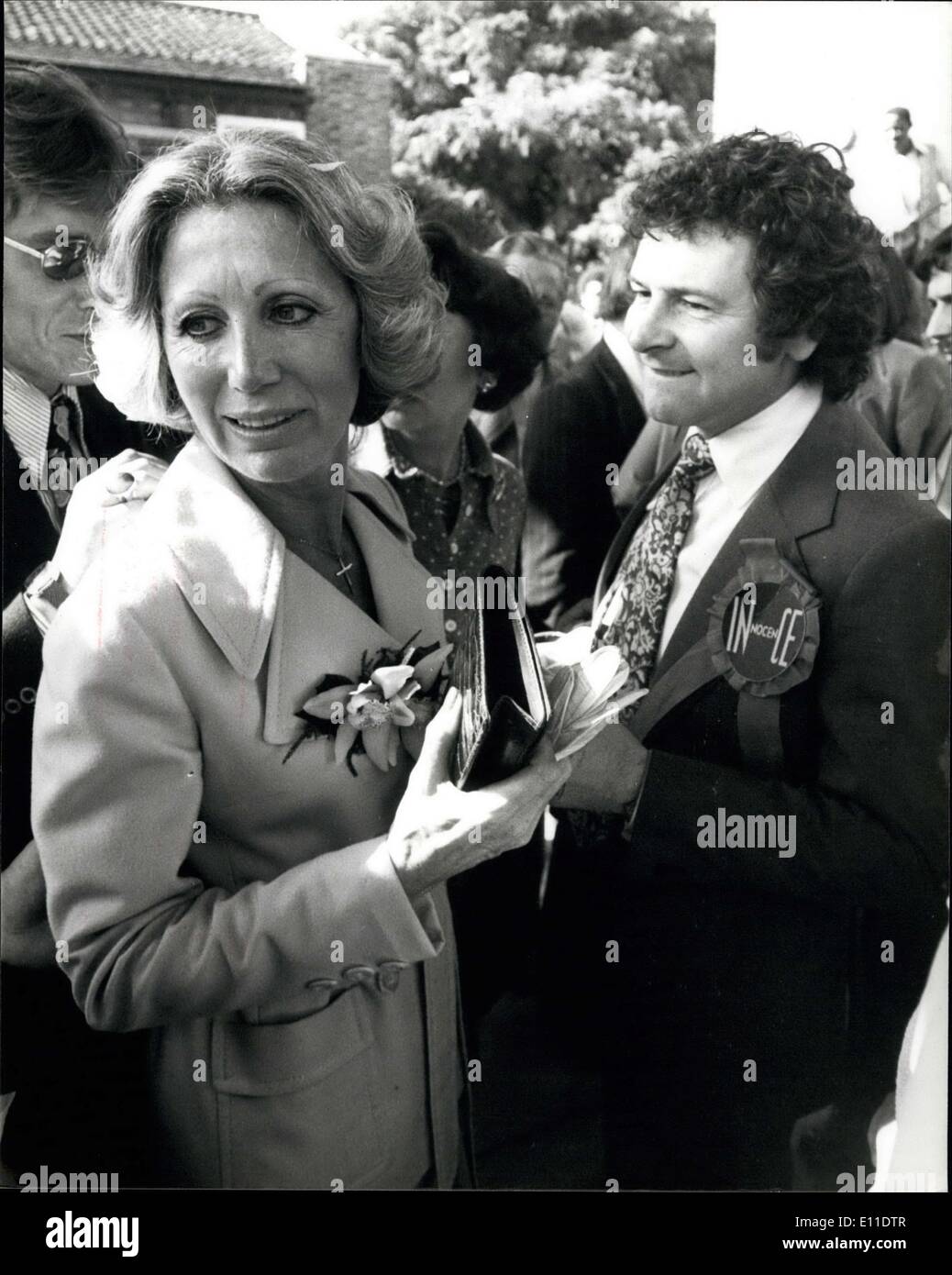 Sep. 07, 1977 - George ince weds former wife of Charles Kray : George Ince was allowed out of wormed scrubs prison for an hour today to marry the former wife of geroge Kray, Mrs. Dolly Gray at the Hammer-smith Register office - after the ceremony ince was take back to prison where he is serving 15 years for a bullin robbery. Photo shows Dolly Gray with Barry Howe (free George Ince Organiser) after the wedding ceremony at this hammer-smith R/O. this afternoon. Stock Photo