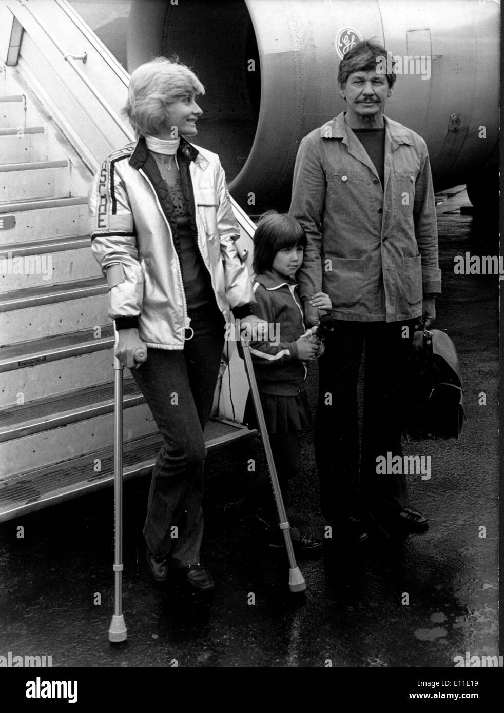 May 20, 1977; Paris, France; Actor CHARLES BRONSON with his wife actress JILL IRELAND and thier daughter ZULEIKA en route to The Cannes Film Festival. (Credit Image: KEYSTONE Pictures USA/ZUMAPRESS.com) Stock Photo