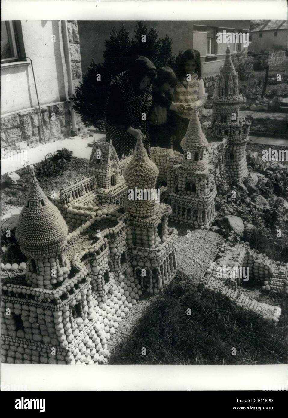 1977 snail shell chateau hi-res stock photography and images - Alamy