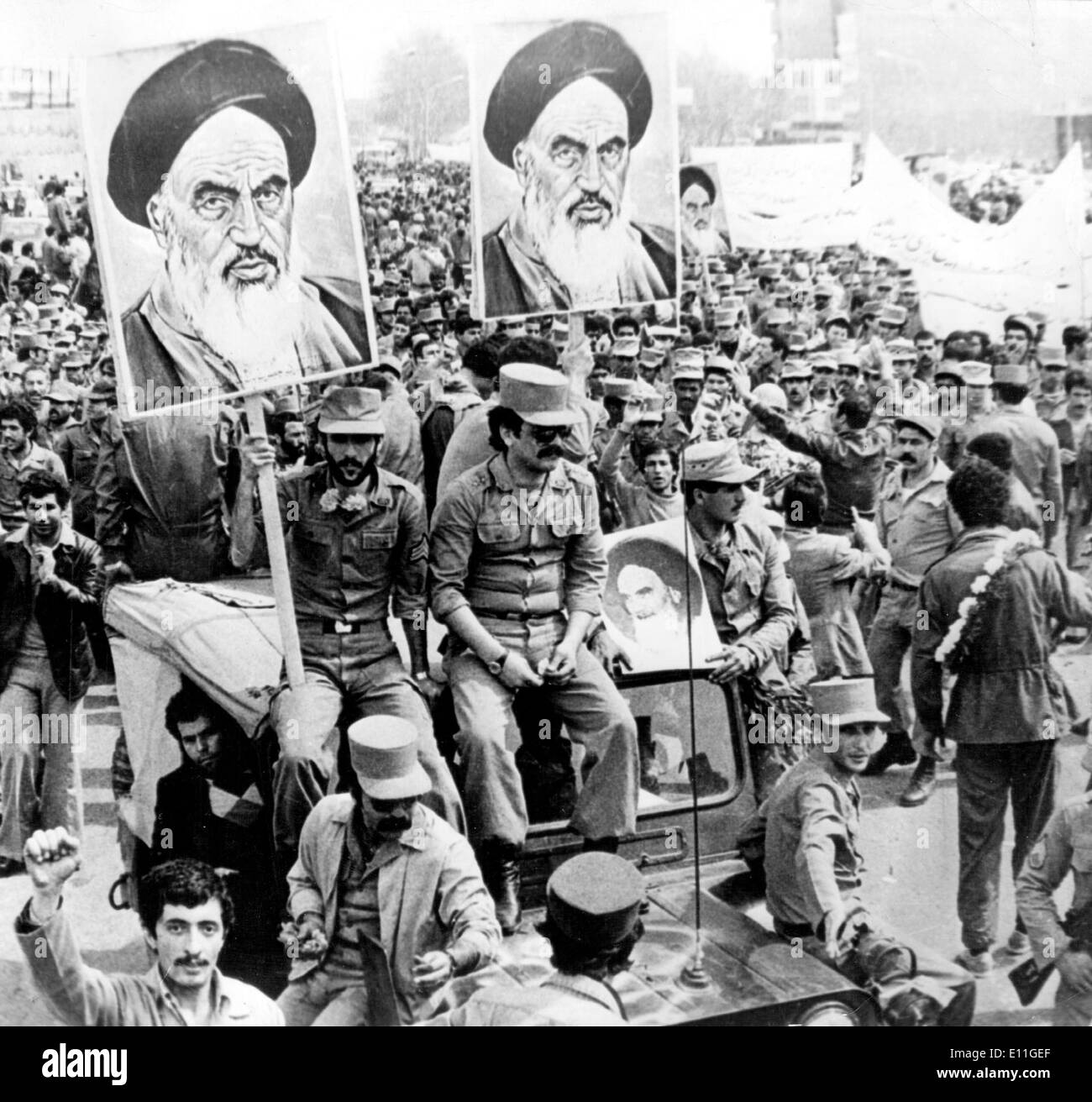 5092703 (900324) Revolution im Iran: Anh‰nger von Ayatollah Khomeini feiern seine R ckkehr, Demonstranten mit Postern und Stock Photo