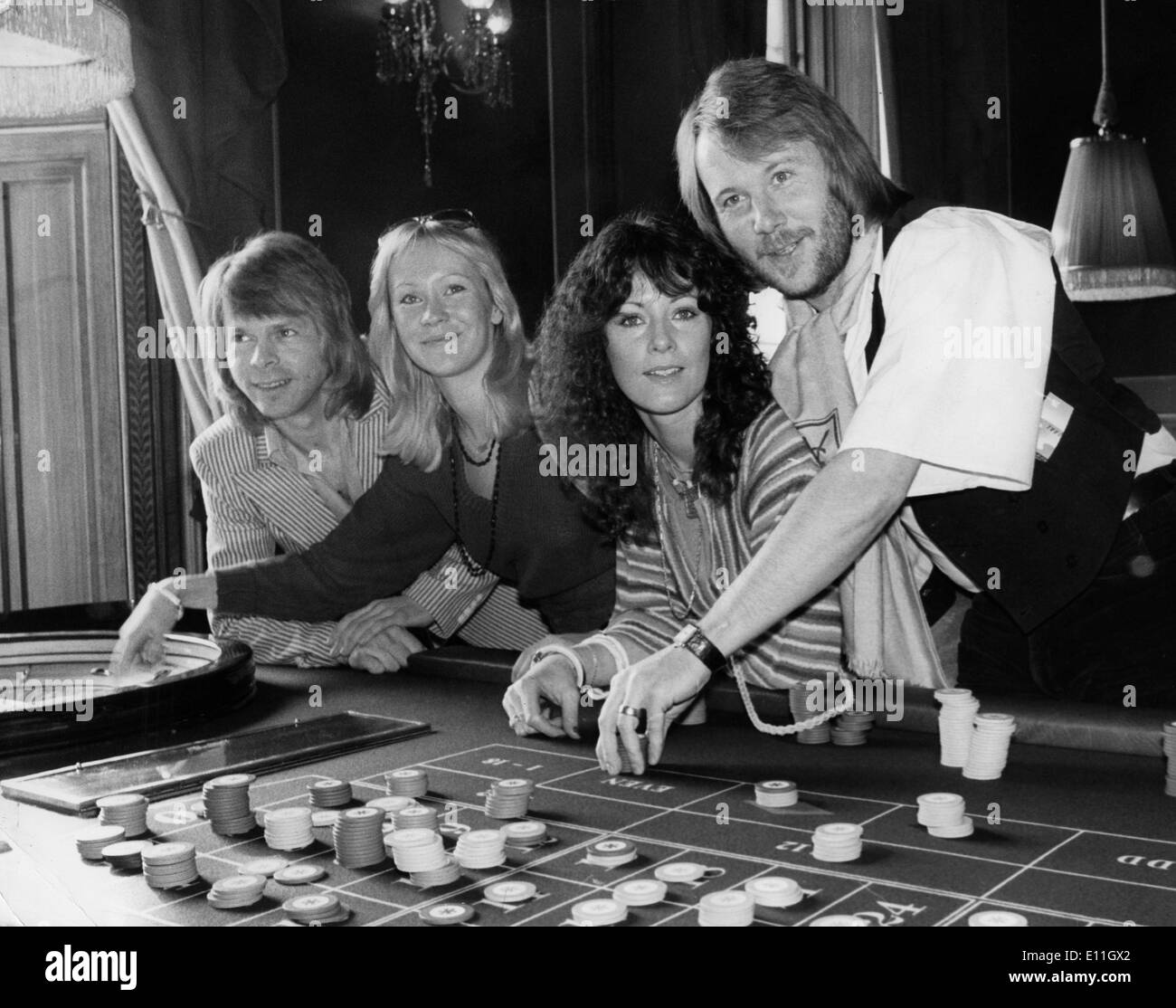 5559850 (900324) ABBA, schwedische Musikgruppe, posieren an einem Roulette-Tisch w‰hrend einer Pressekonferenz zu ihrem Film Stock Photo